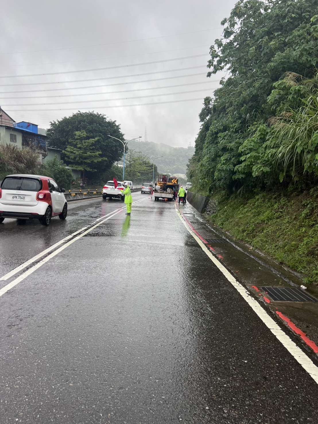 豪雨導致龜山東萬壽路土石坍方 路過騎士慘摔掛彩 S 56238191