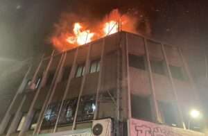 桃園民宅暗夜傳火警！4樓神明廳狂冒火舌濃煙竄天