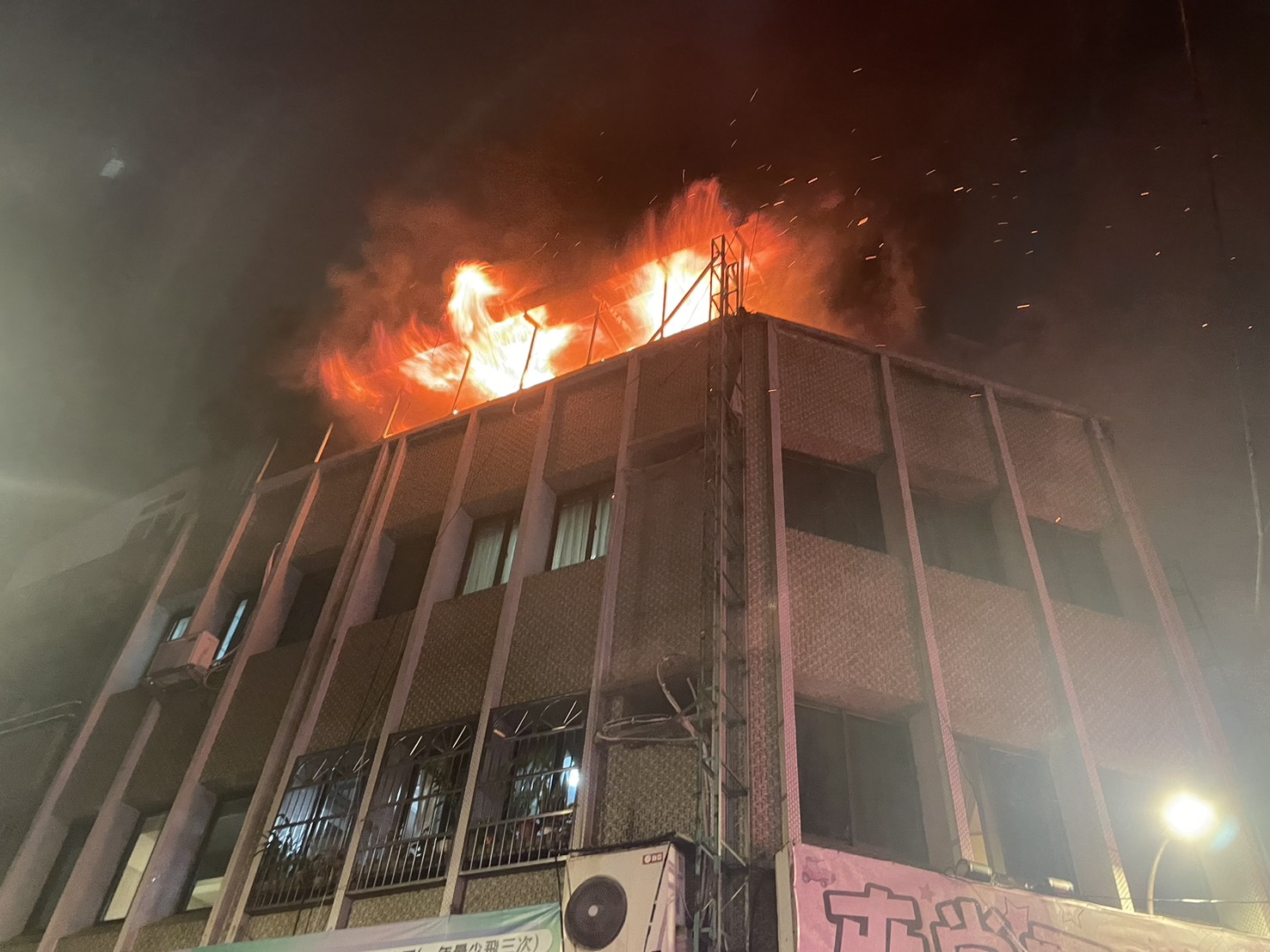 桃園民宅暗夜傳火警!4樓神明廳狂冒火舌濃煙竄天 S 57999386 0