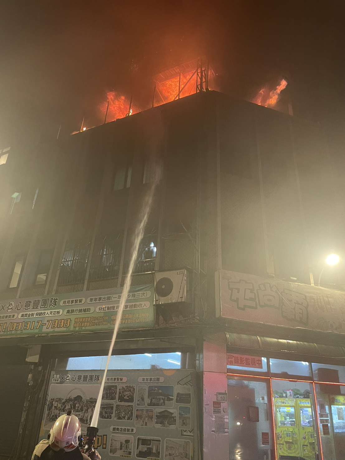 桃園民宅暗夜傳火警!4樓神明廳狂冒火舌濃煙竄天 S 57999387 0