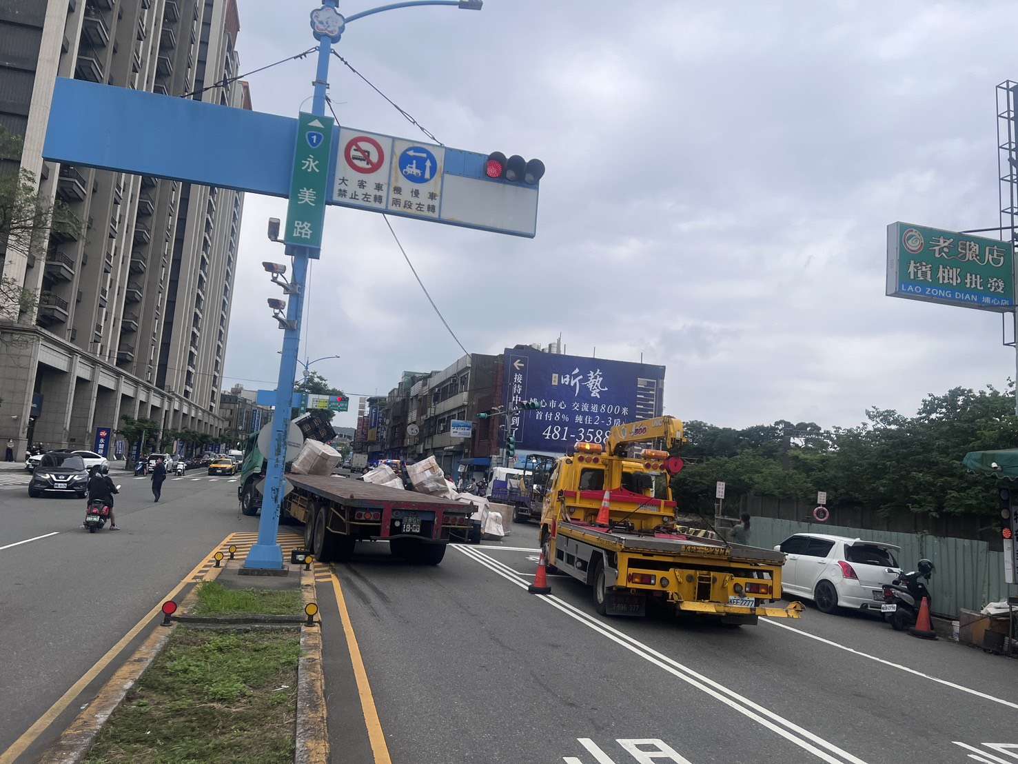 【有片】小客車鬼切與直行大貨車碰撞 貨物散落一地阻通行