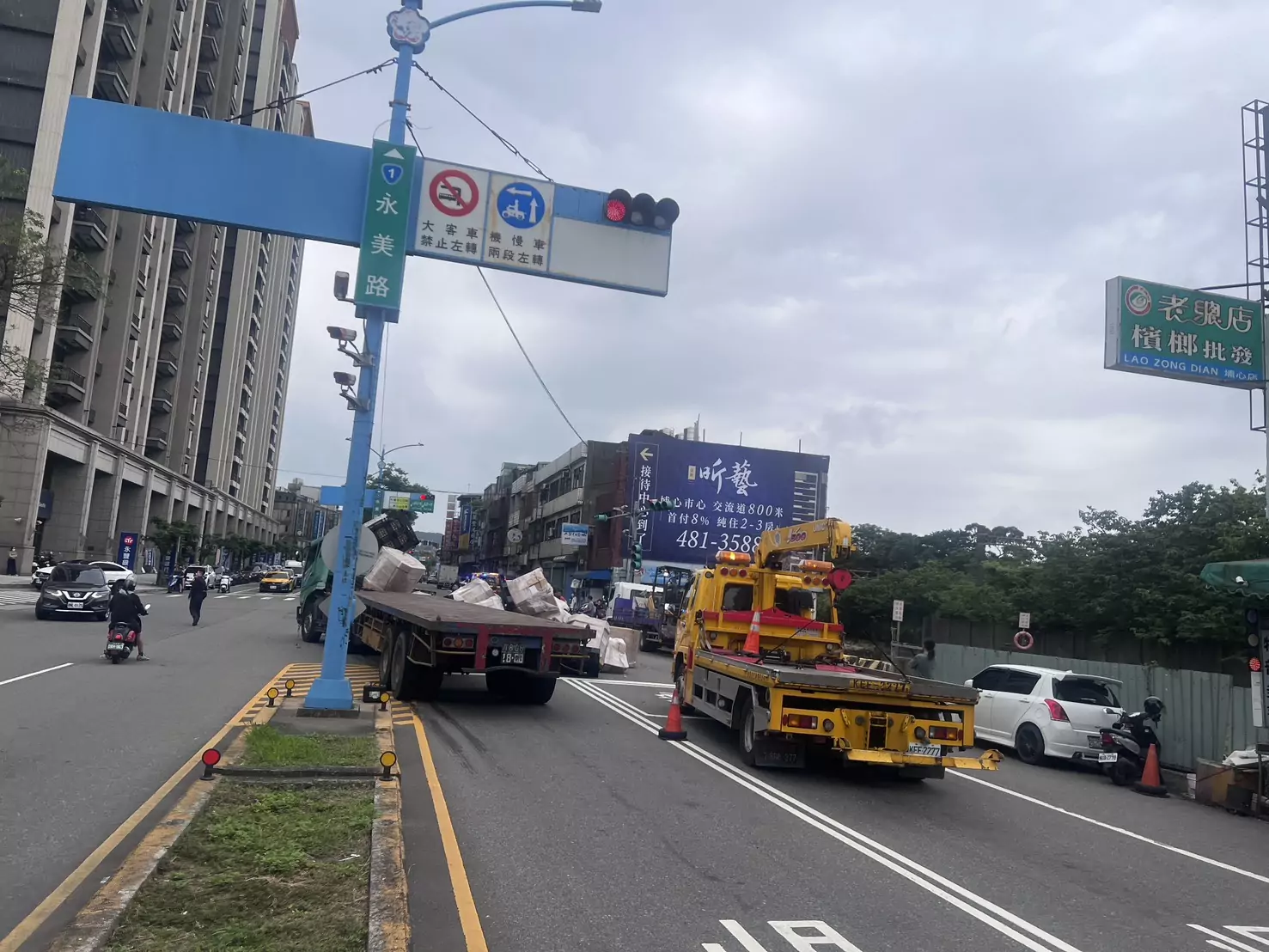 【有片】小客車鬼切與直行大貨車碰撞 貨物散落一地阻通行 S 74416173 0