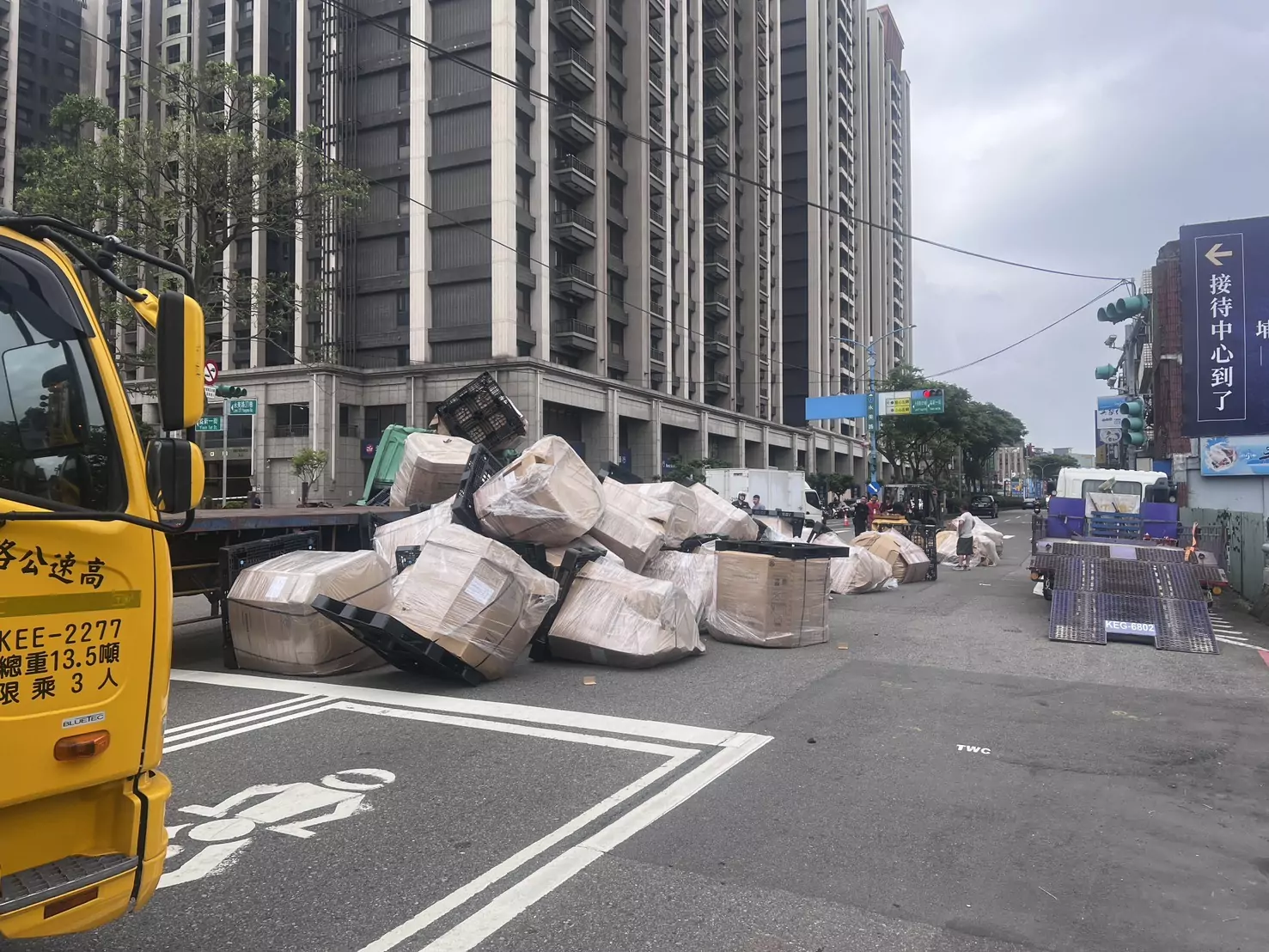 【有片】小客車鬼切與直行大貨車碰撞 貨物散落一地阻通行 S 74416177 0