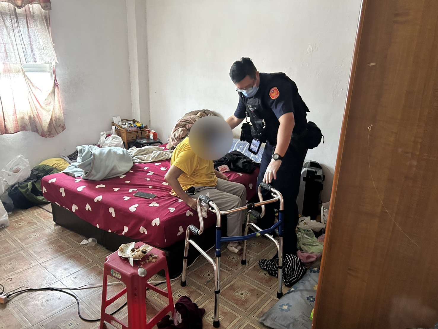 婦摔下床動彈不得!龜山警民聯手化解驚魂 S 80470566