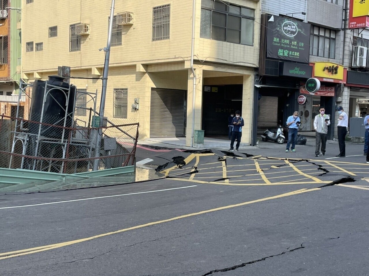 怕到死都回不了家!首推新大樓地基就塌陷「7屋被強拆」 建商沒錢重建 官方出手了