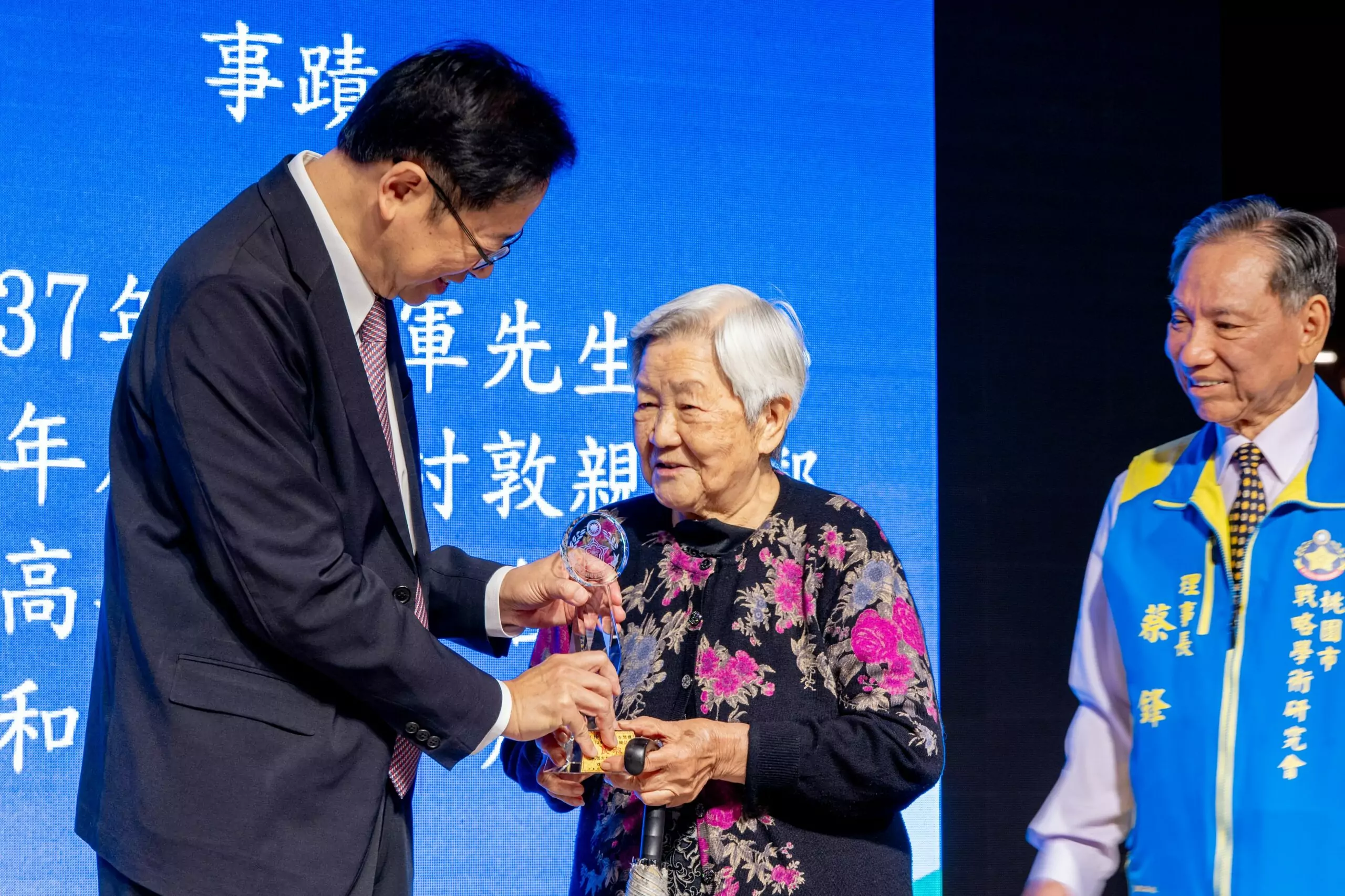 表揚桃園模範母親 張善政感謝軍眷無私奉獻 表揚桃園模範母親 張善政感謝軍眷無私奉獻