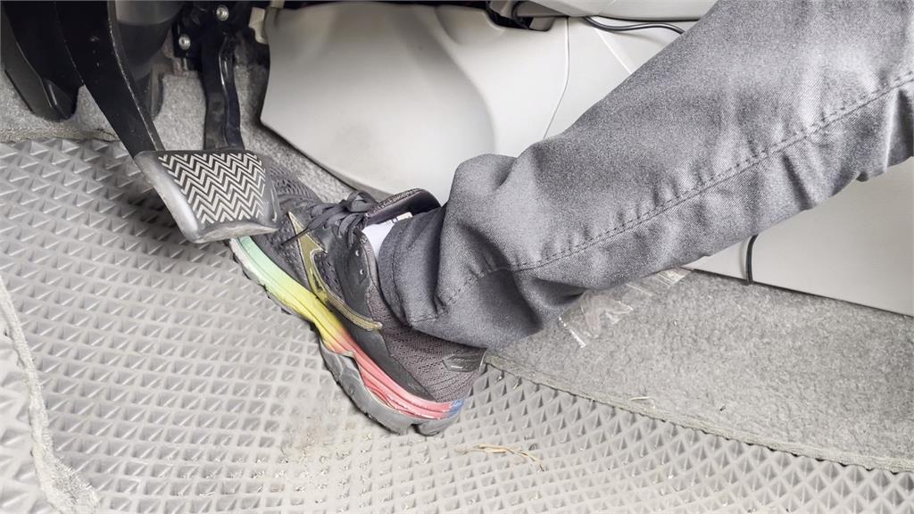 防汽車暴衝!AI智慧速度輔助器可偵測駕駛情緒 適時介入減速