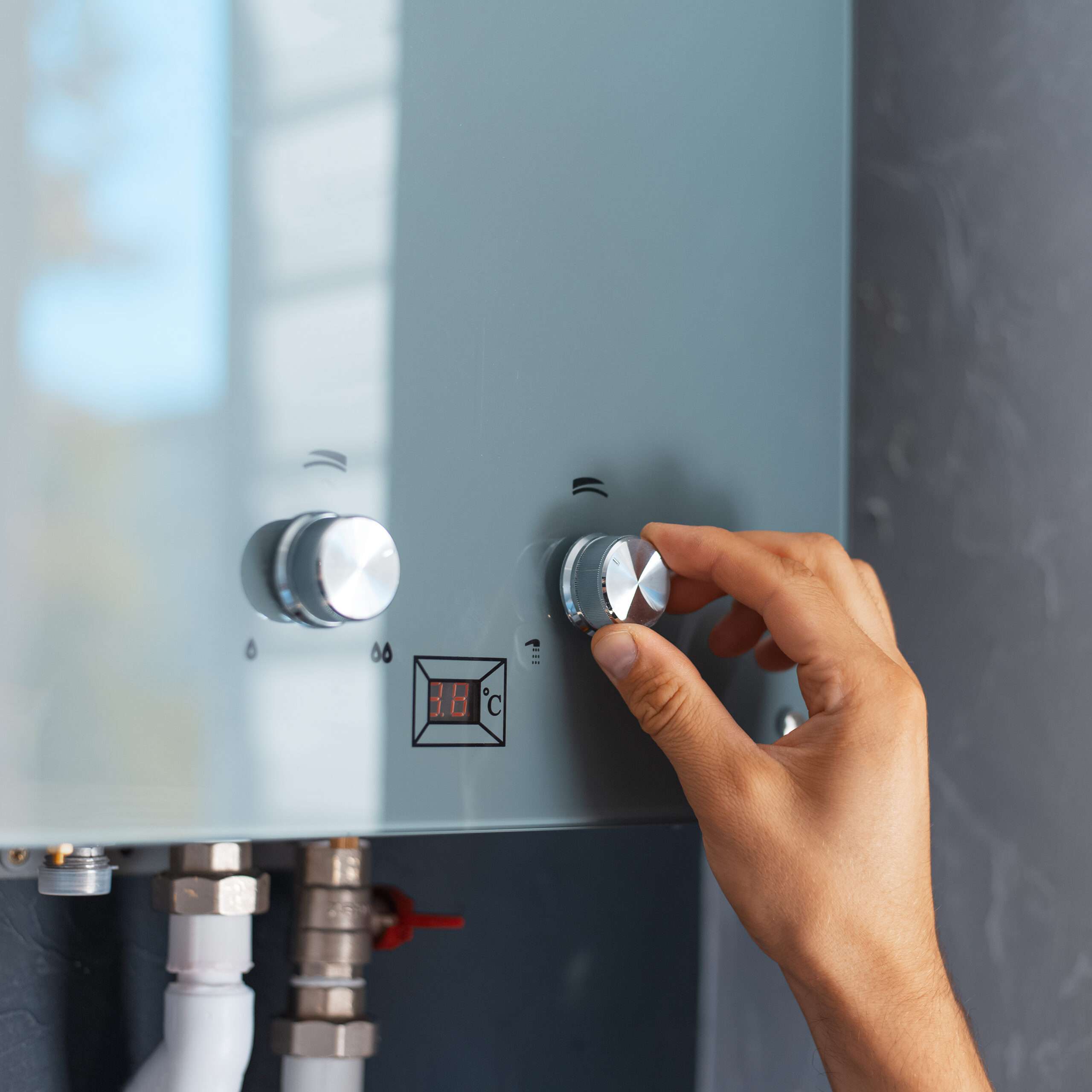 楊梅4名越籍移工命喪租屋處 疑熱水器釀一氧化碳中毒 close up male hand adjusting temperature water heater modern home gas fired boiler scaled