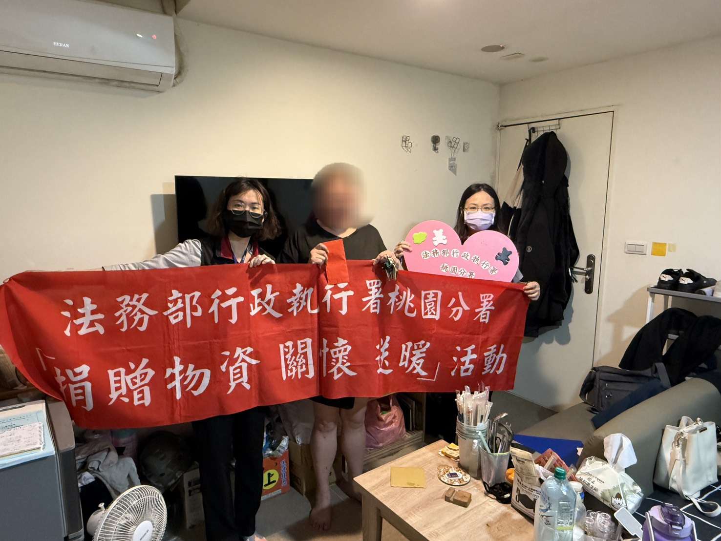 單親媽繳不出健保費求分期繳納 桃園分署贈慰問金 gw5f6w