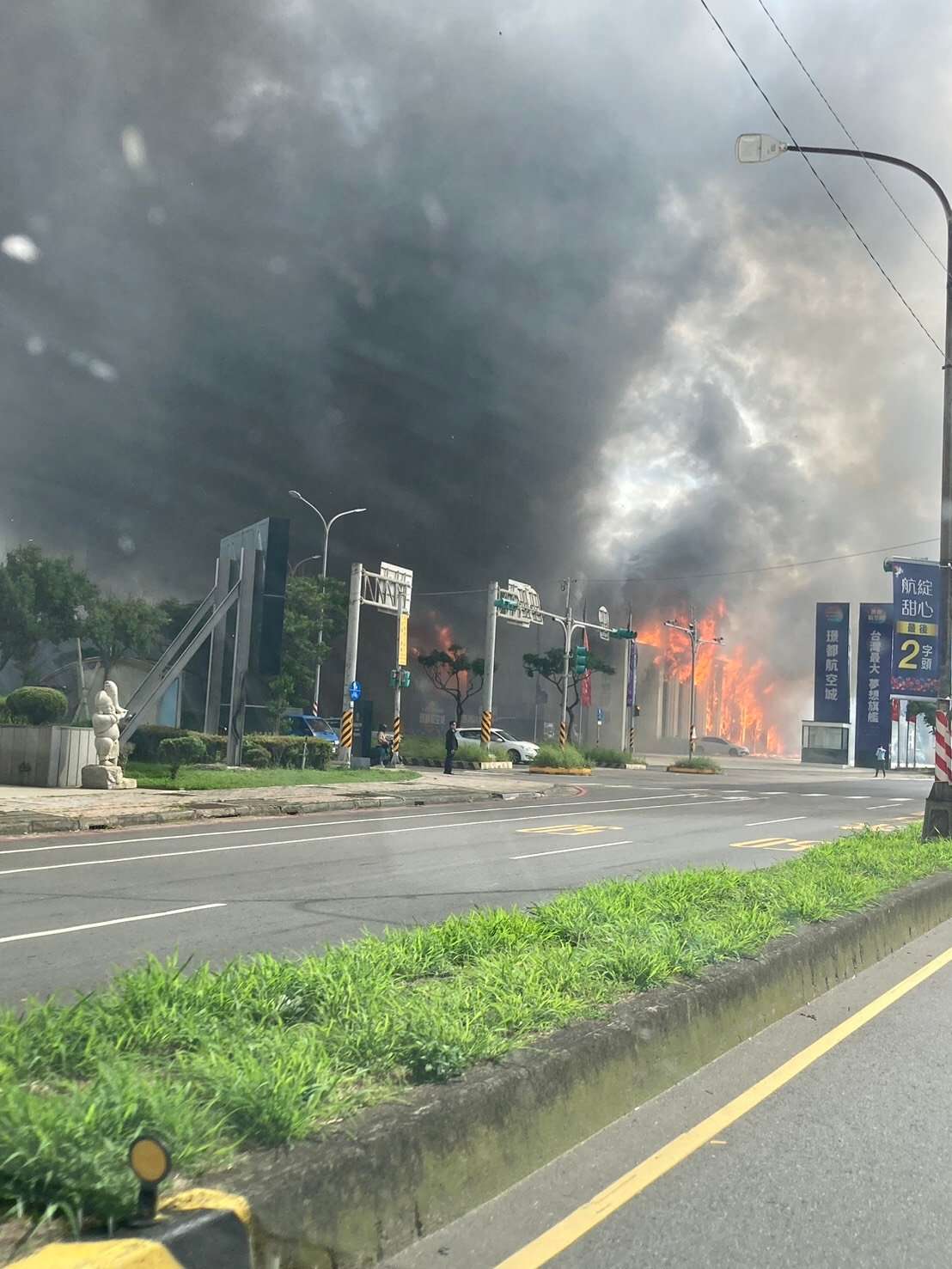 大園銷售中心遇祝融「全面燃燒」桃消出動51人緊急灌救 image 3932215783348333921