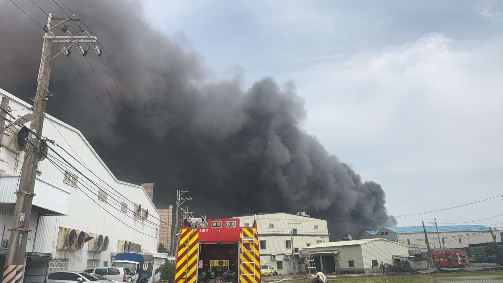 蘆竹工廠惡火濃煙竄天 百公噸油品陷火海警消持續灌救 image 8602260639832934447 0