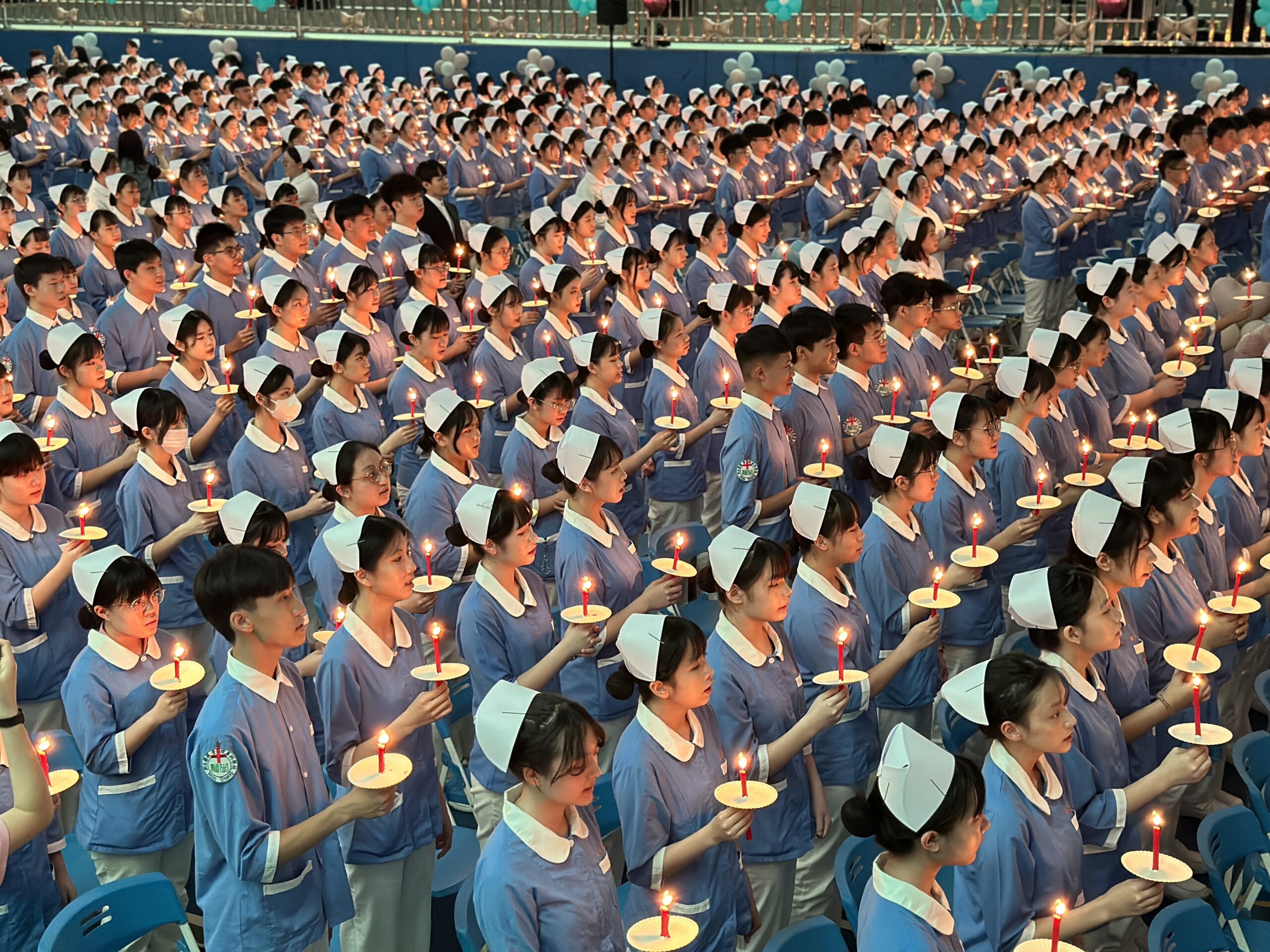 迎接臨床實習挑戰!新生醫專754位護理生溫馨加冠 S__13689096_0