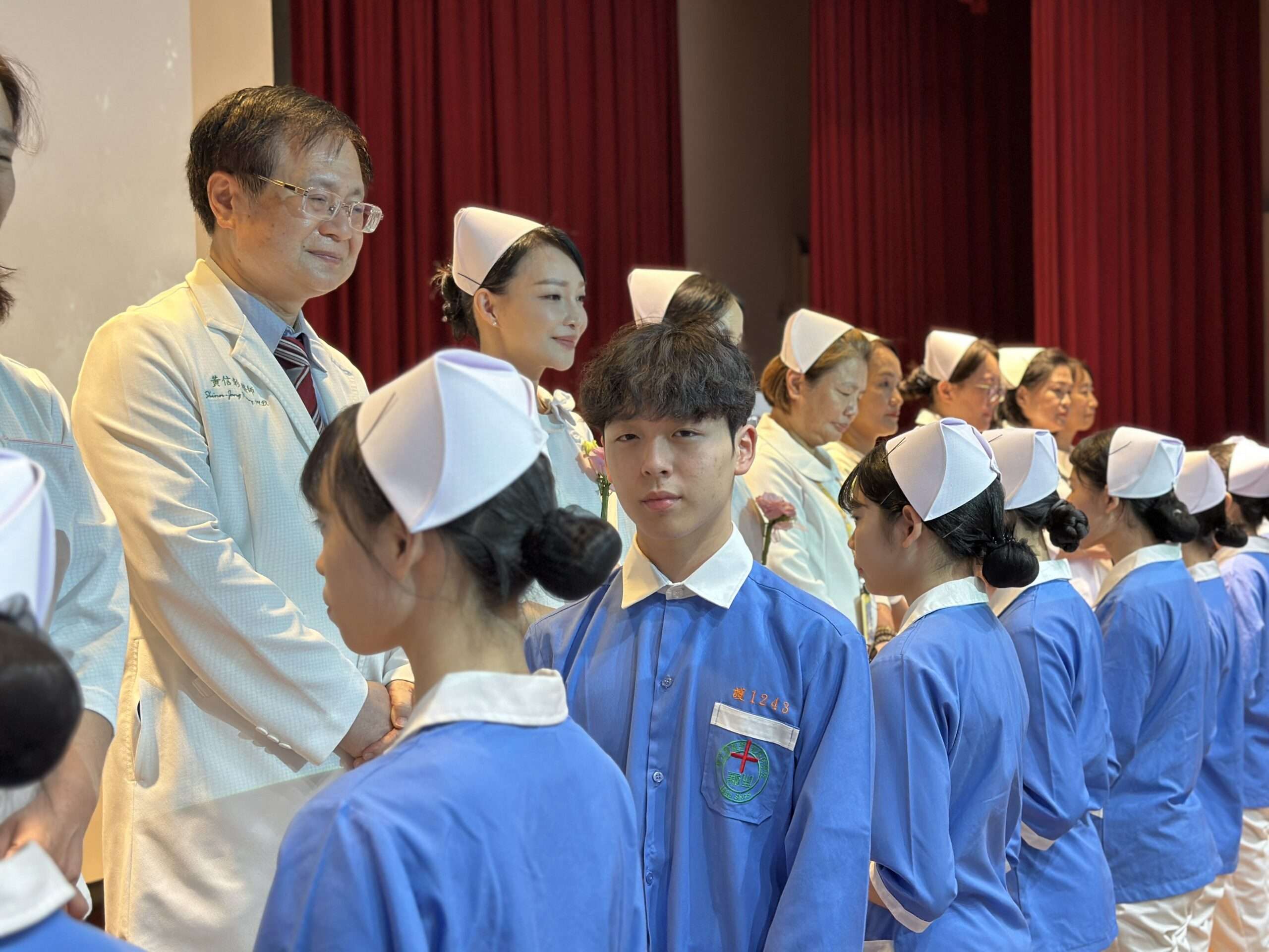 迎接臨床實習挑戰!新生醫專754位護理生溫馨加冠 S__13689096_0