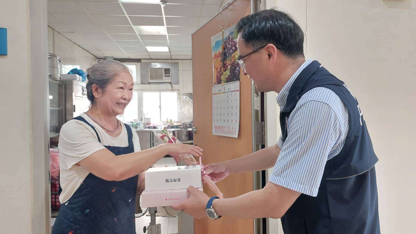 向辛勞警媽媽致敬 桃警分局長送康乃馨與禮盒表感謝 S__13689096_0