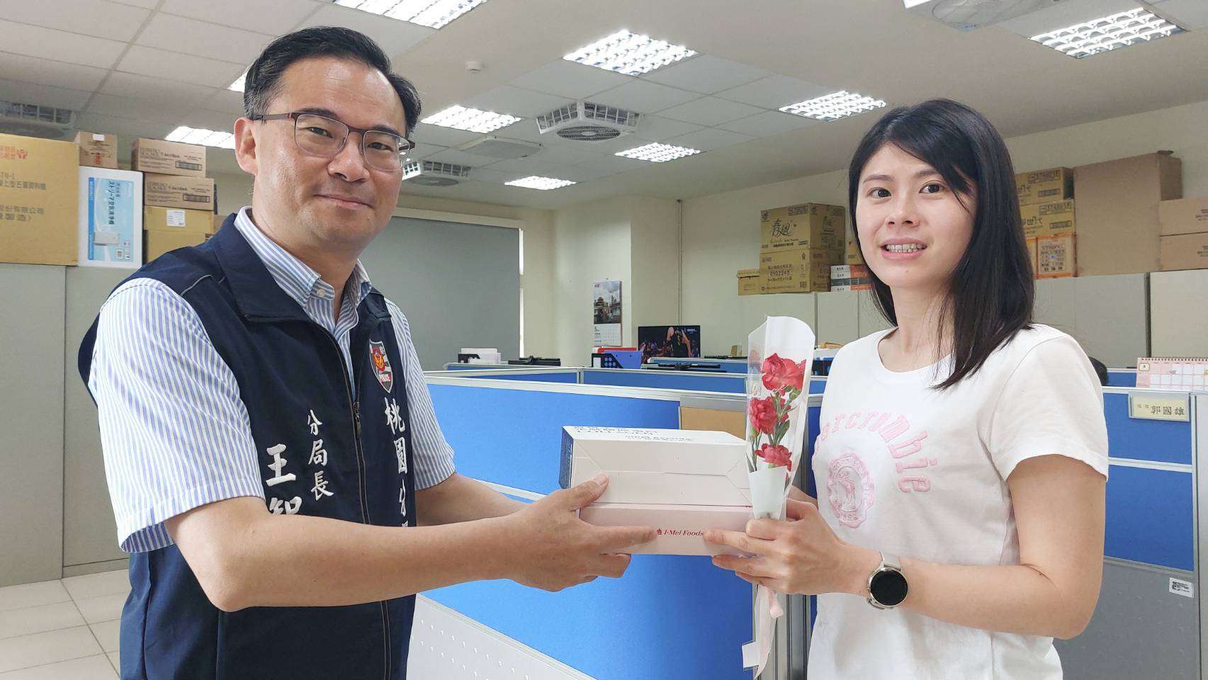 向辛勞警媽媽致敬 桃警分局長送康乃馨與禮盒表感謝 S__13689096_0