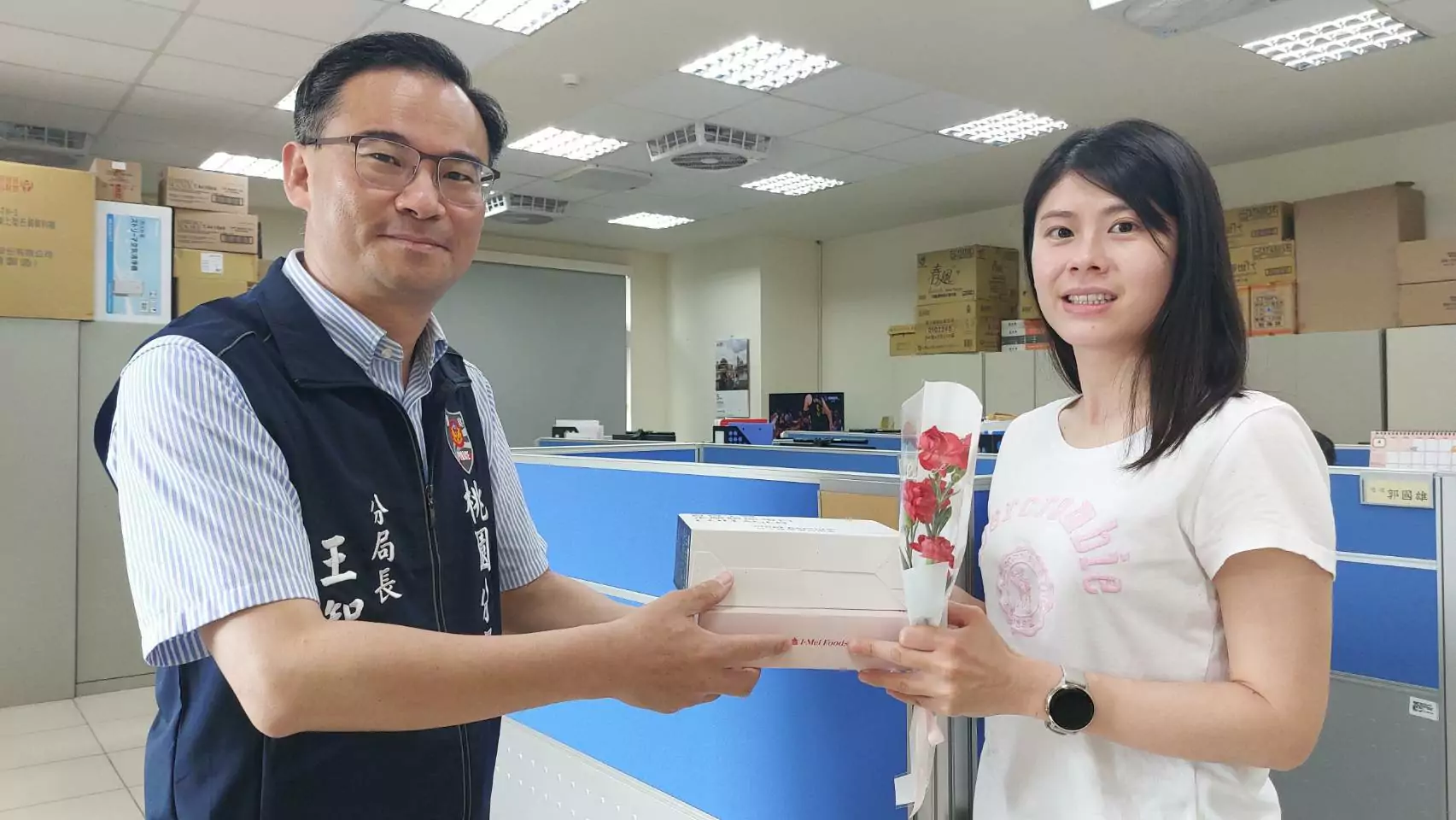 向辛勞警媽媽致敬 桃警分局長送康乃馨與禮盒表感謝 S__13689096_0
