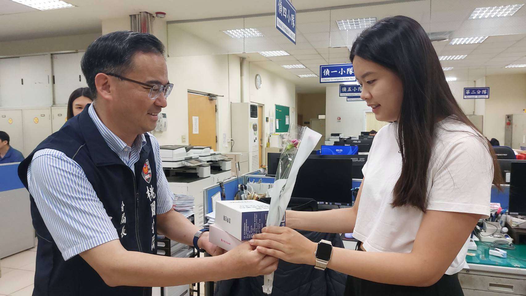 向辛勞警媽媽致敬 桃警分局長送康乃馨與禮盒表感謝 S__13689096_0