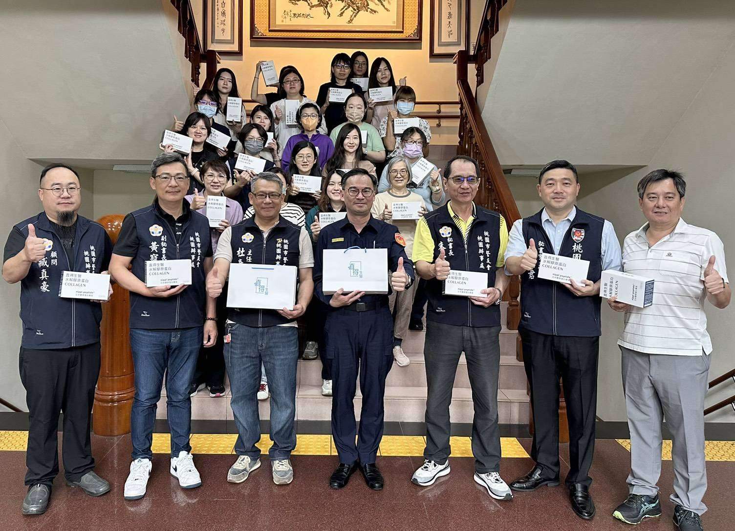 向辛勞警媽媽致敬 桃警分局長送康乃馨與禮盒表感謝 S__13689096_0