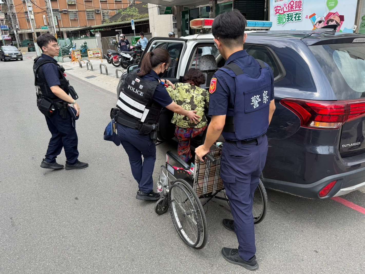 8旬老嫗提款帶錯存摺堅持不走 龜山暖警安撫助返家 S__13689096_0
