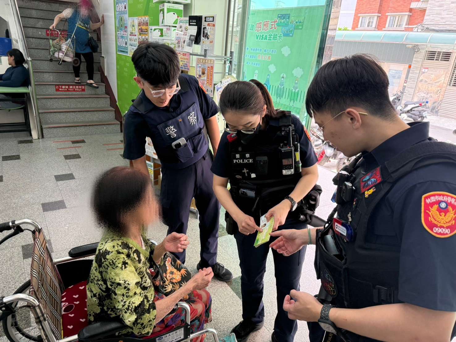 8旬老嫗提款帶錯存摺堅持不走 龜山暖警安撫助返家 S__13689096_0