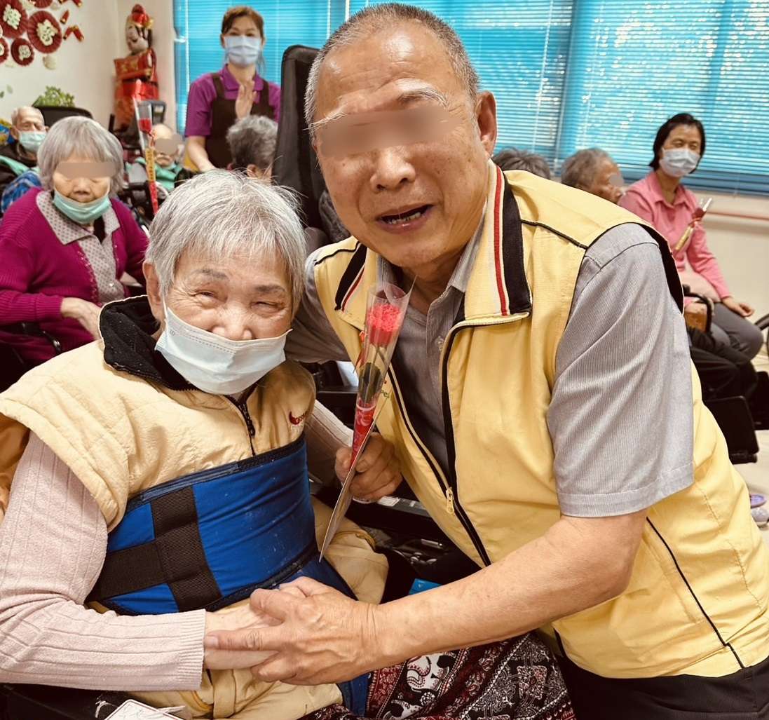 溫馨五月歡慶母親節 松柏園護理之家邀家屬共創感人時光 S__13689096_0