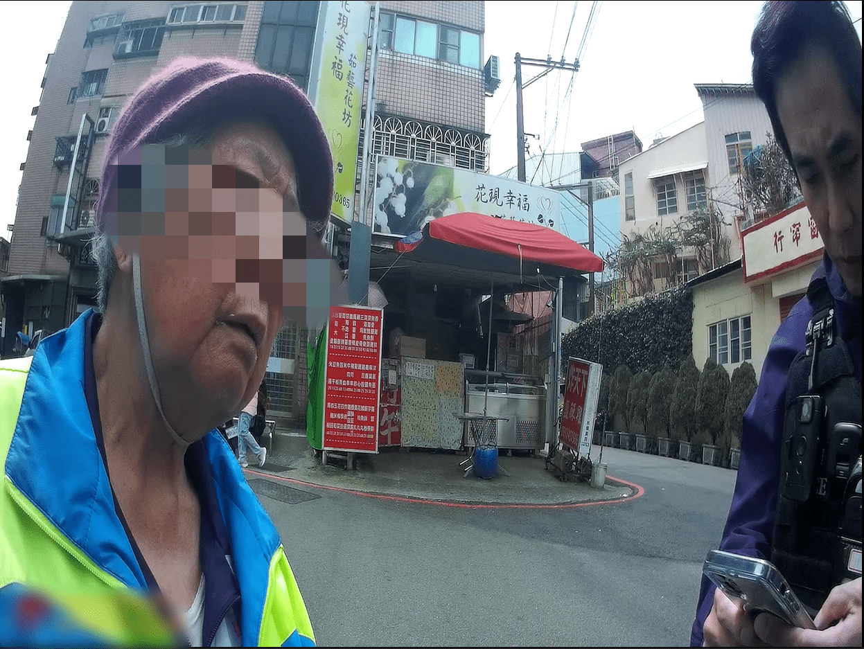 8旬老婦迷途街頭徘徊臉露驚恐 壢警耐心安撫助返家 S__13689096_0