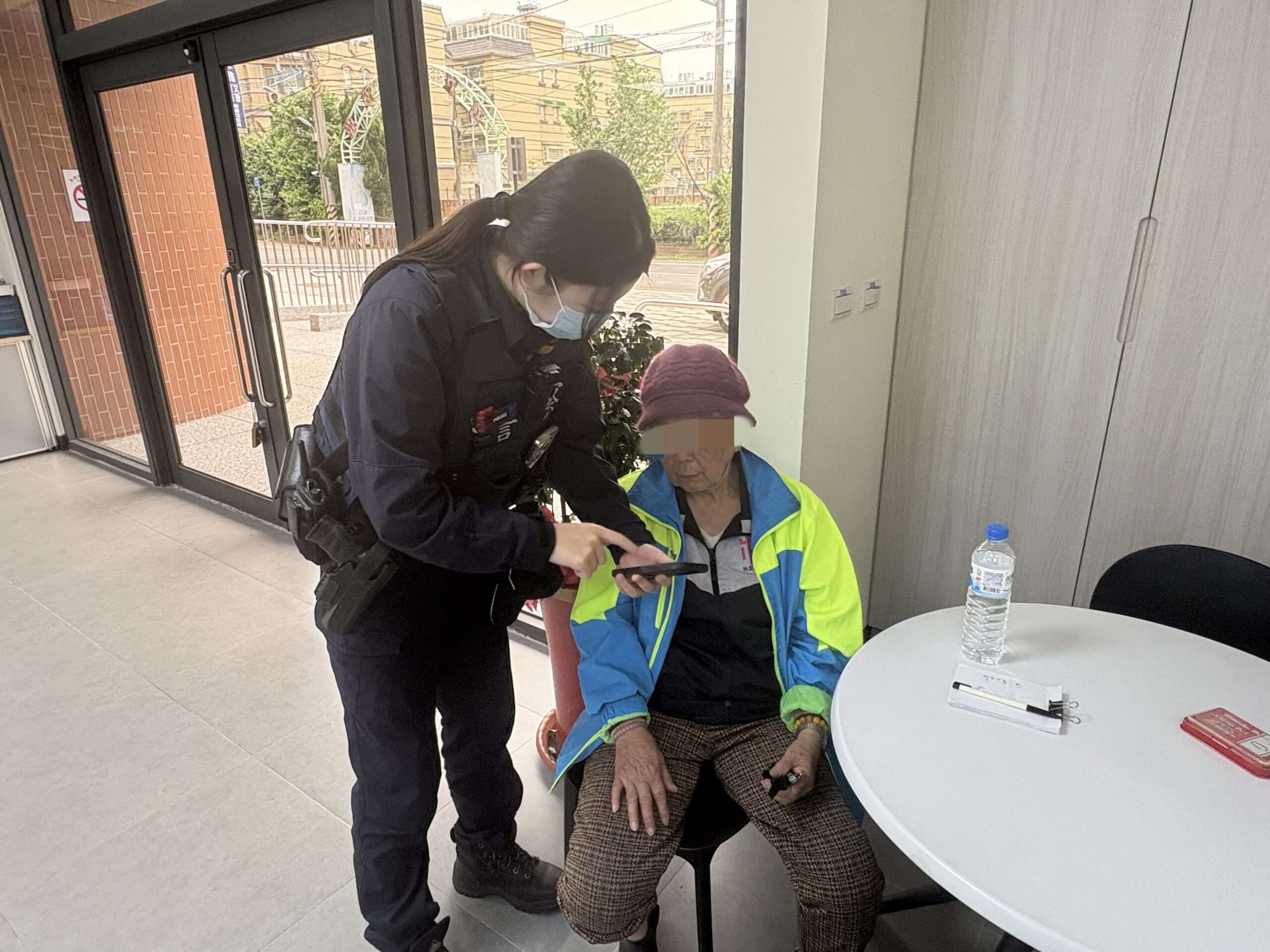 8旬老婦迷途街頭徘徊臉露驚恐 壢警耐心安撫助返家 S__13689096_0