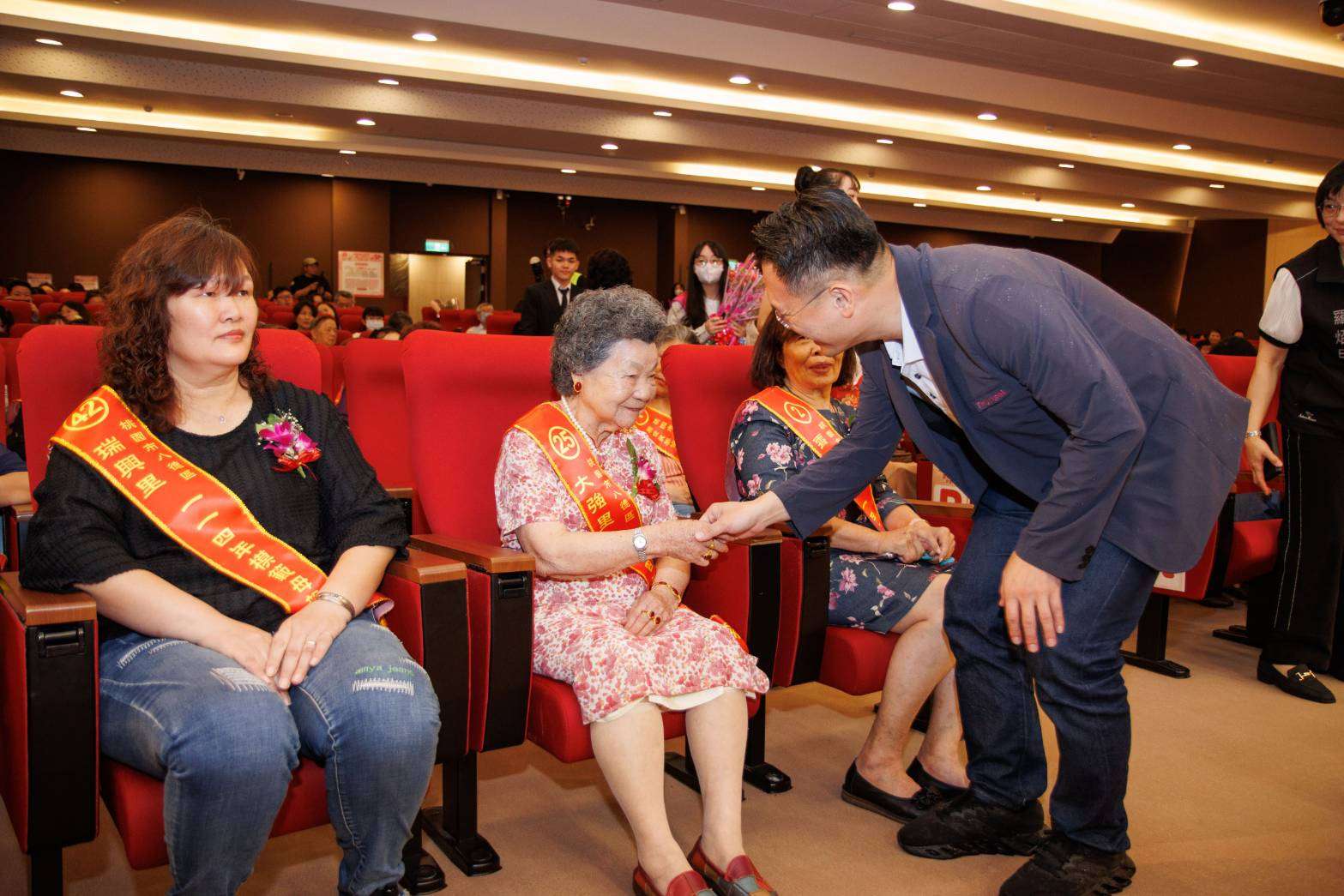 八德區公所表彰53位模範母親 與會貴賓致敬女力貢獻 S__13689096_0