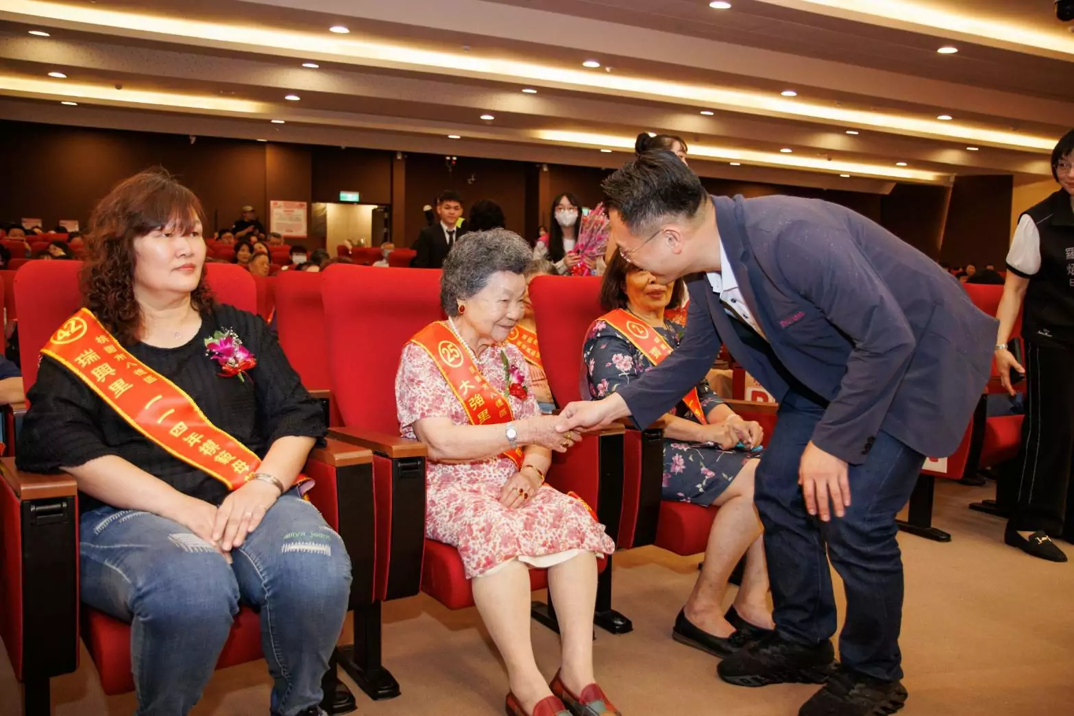 八德區公所表彰53位模範母親 與會貴賓致敬女力貢獻 S__13689096_0