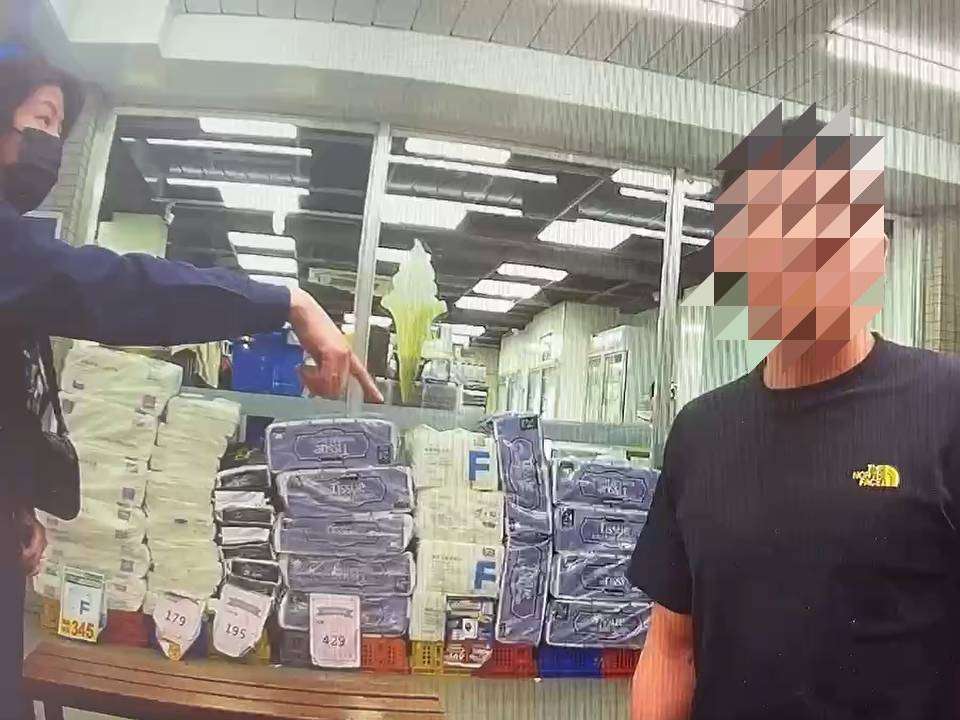 【有片】男子酒醉誤開警車門遭管束 自稱認錯車質疑執法過當 S__13689096_0