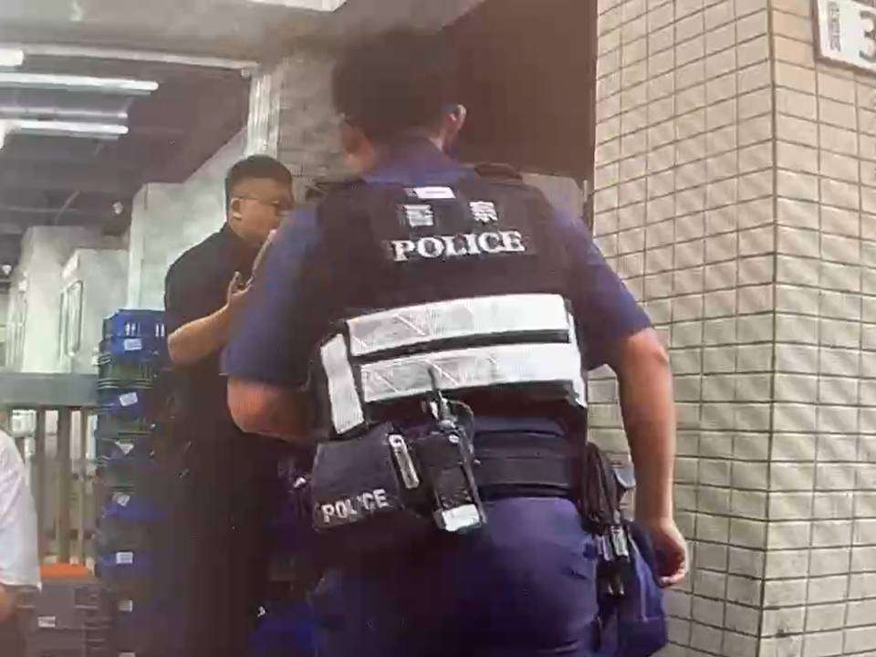 【有片】男子酒醉誤開警車門遭管束 自稱認錯車質疑執法過當 S__13689096_0