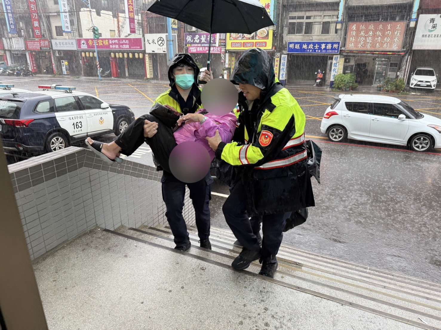 天雨路滑!買菜婦摔倒無法起身 龜山警當機立斷「公主抱」 S__13689096_0