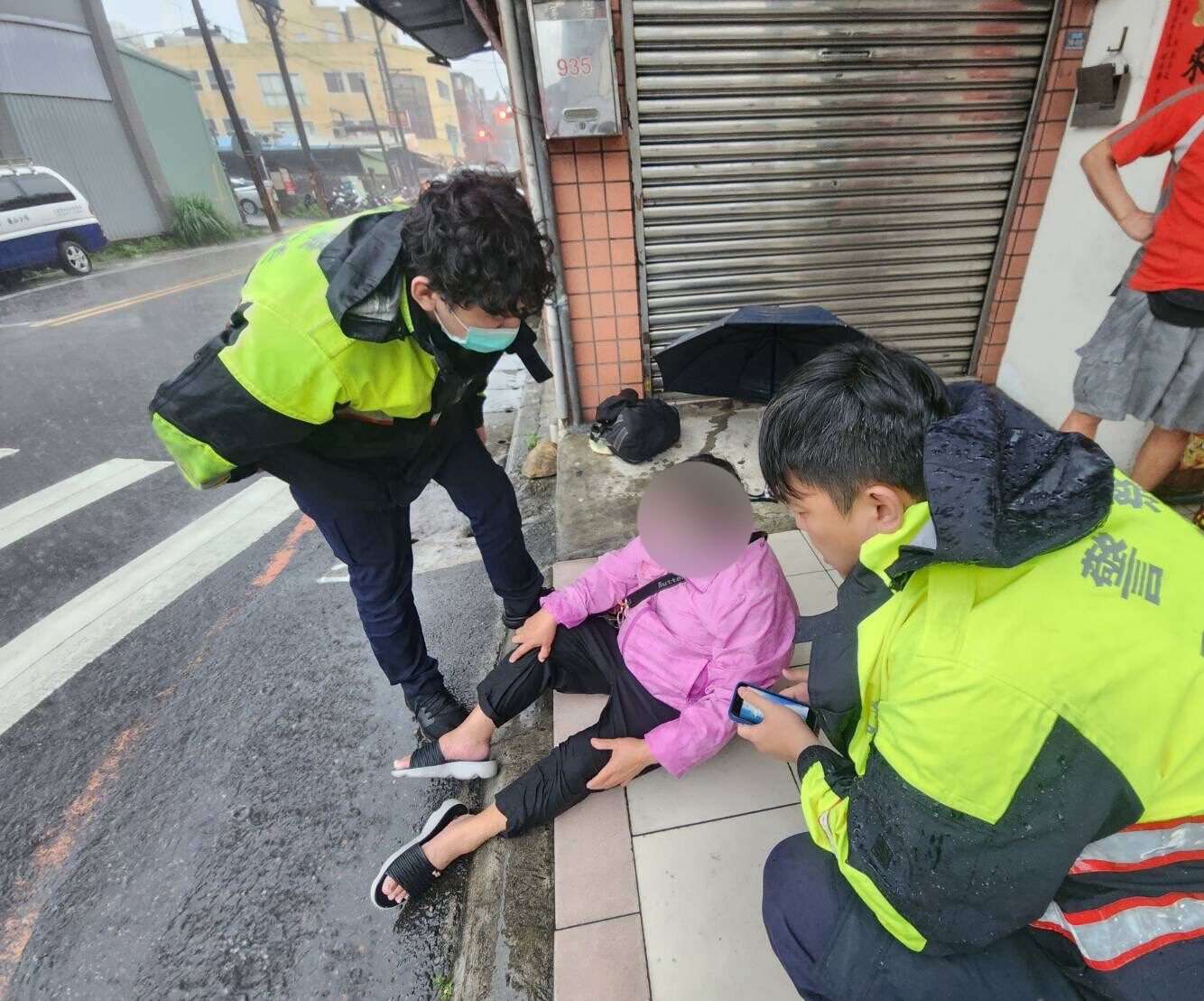 天雨路滑!買菜婦摔倒無法起身 龜山警當機立斷「公主抱」 S__13689096_0