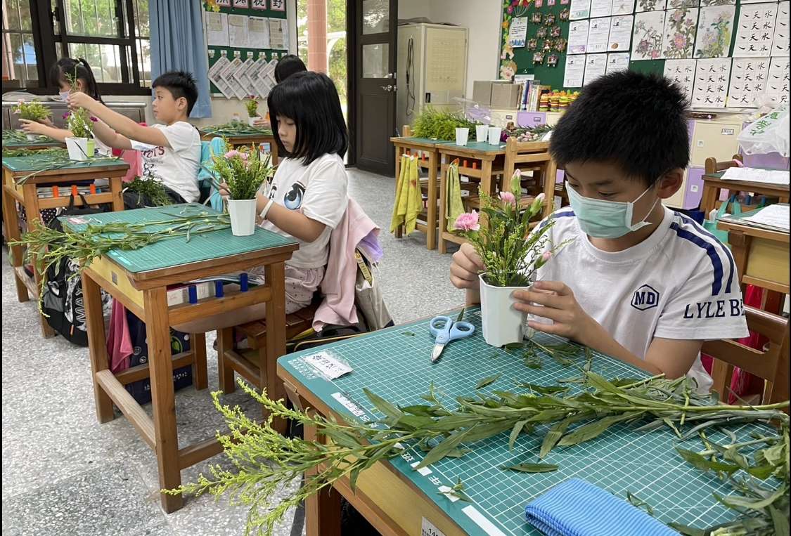 大溪瑞祥國小DIY母親節禮物 學童體驗插花樂趣 S__13689096_0