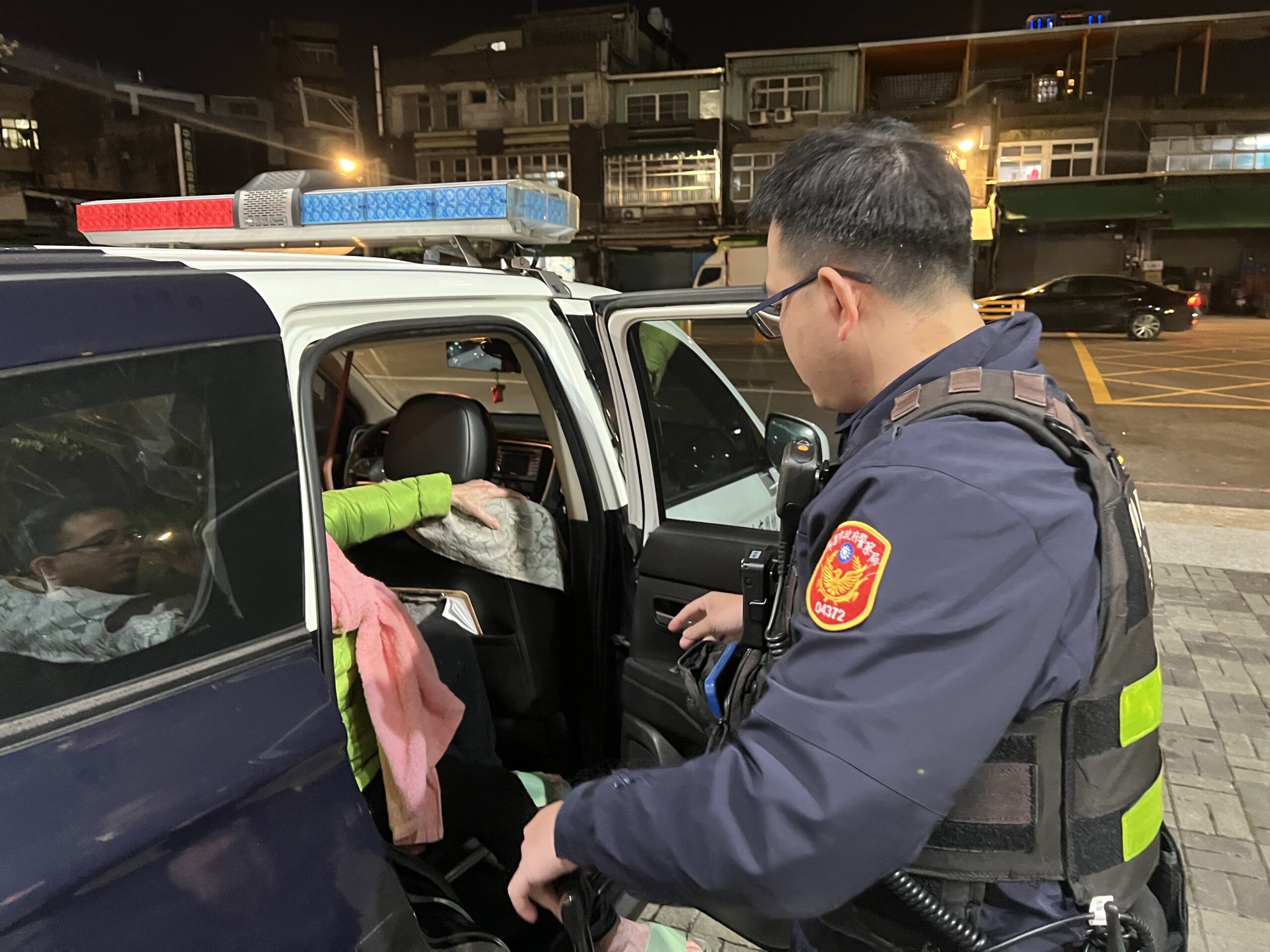 趁女兒買菜偷溜出門!壢警助失智婦返家 S__13689096_0