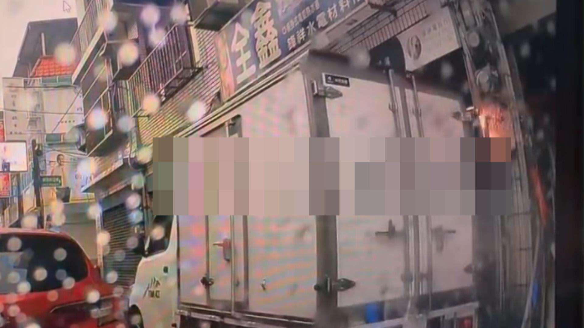 【有片】貨車硬擠「A到電錶」火花乍現 下秒竟直接開走 S__13689096_0