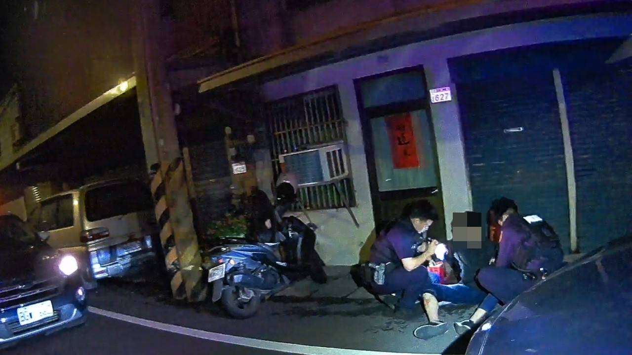 【有片】騎士違規拒檢心虛逃 員警一路緊追最終自摔落網 2159729_0