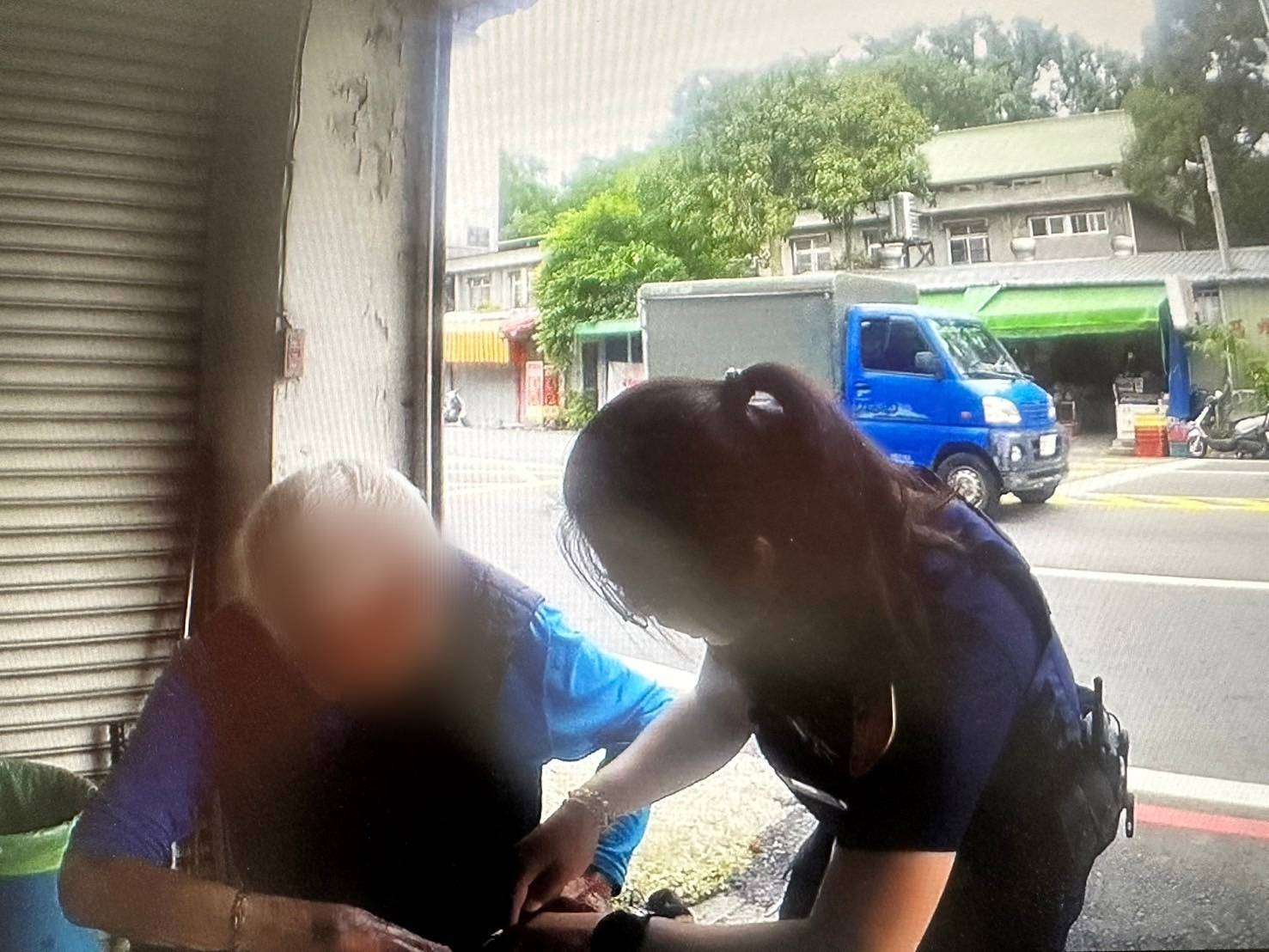 9旬老翁外出買早餐突頭暈路倒 八德暖警勸說及時送醫 790144_0