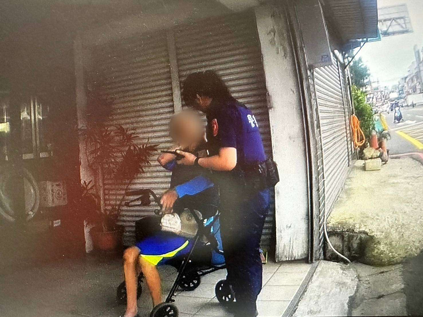 9旬老翁外出買早餐突頭暈路倒 八德暖警勸說及時送醫 790145_0