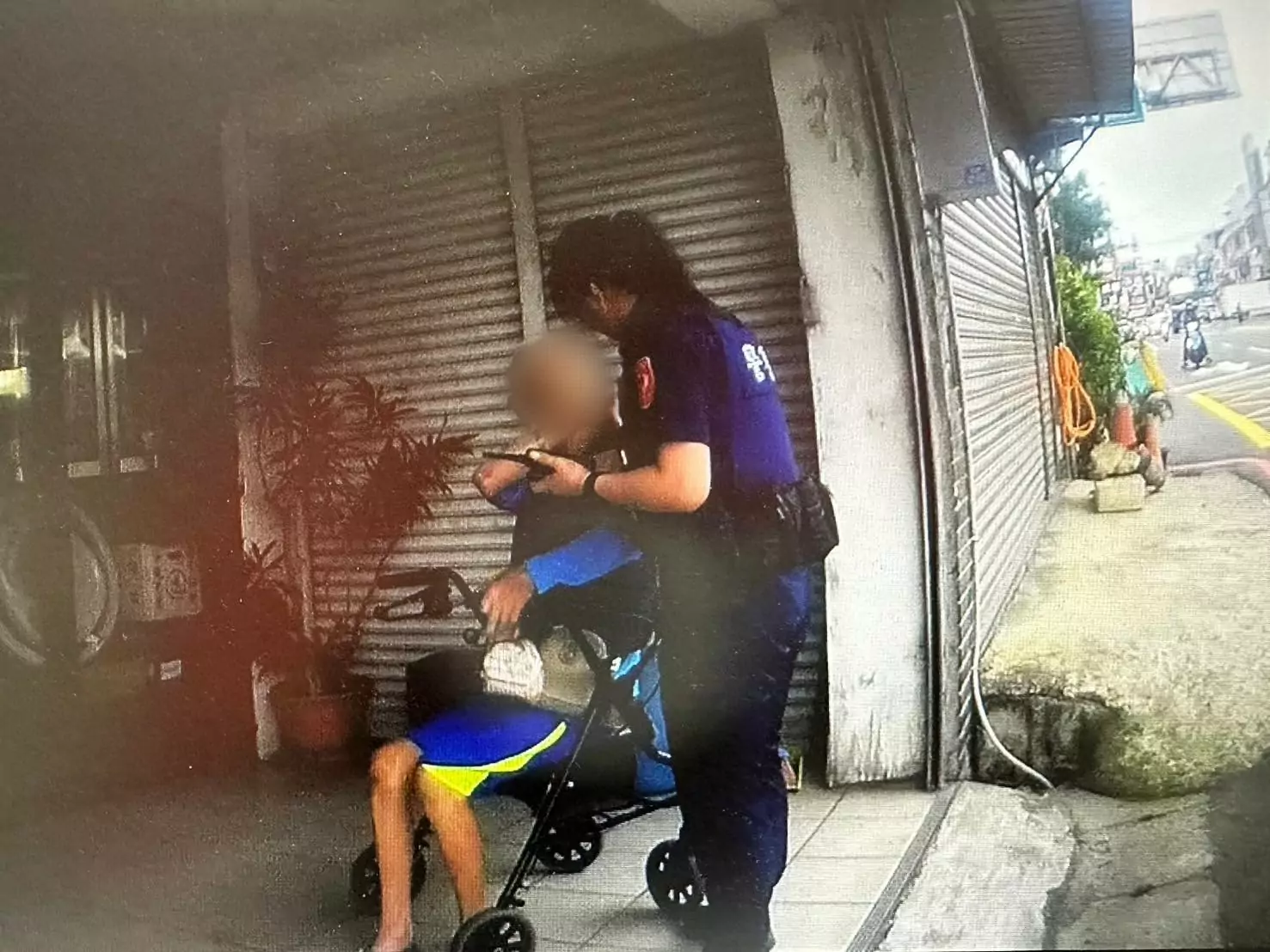 9旬老翁外出買早餐突頭暈路倒 八德暖警勸說及時送醫 790145_0