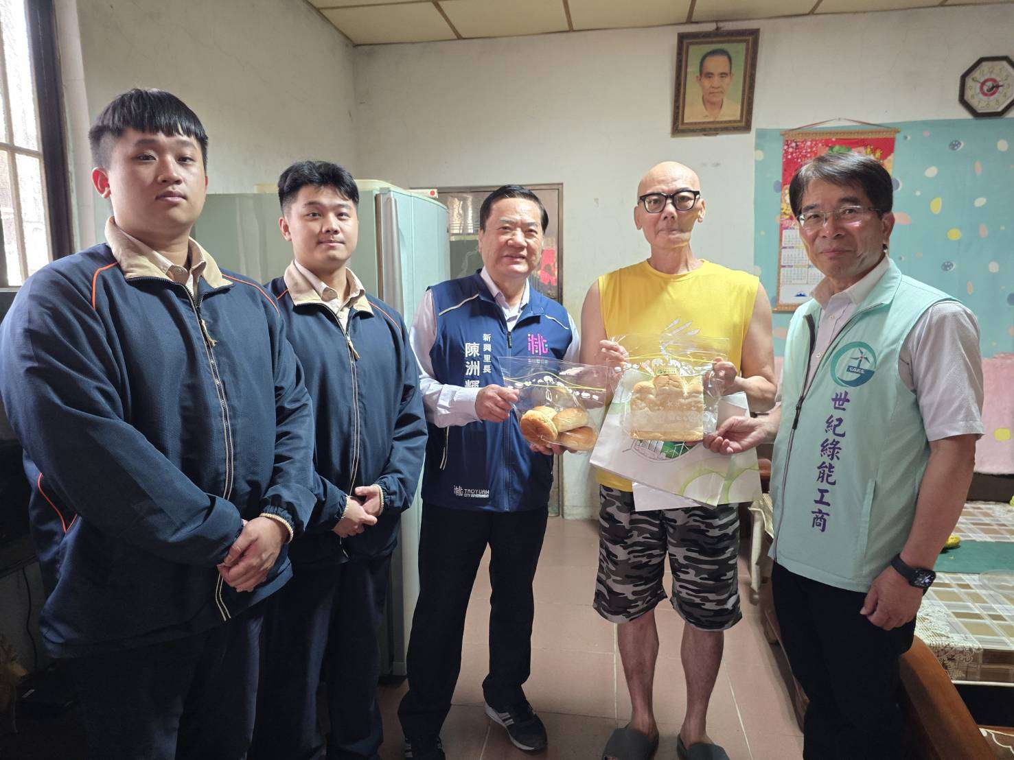 世紀綠能工商烘焙檢定做公益 攜龜山公所贈麵包助弱勢 2145