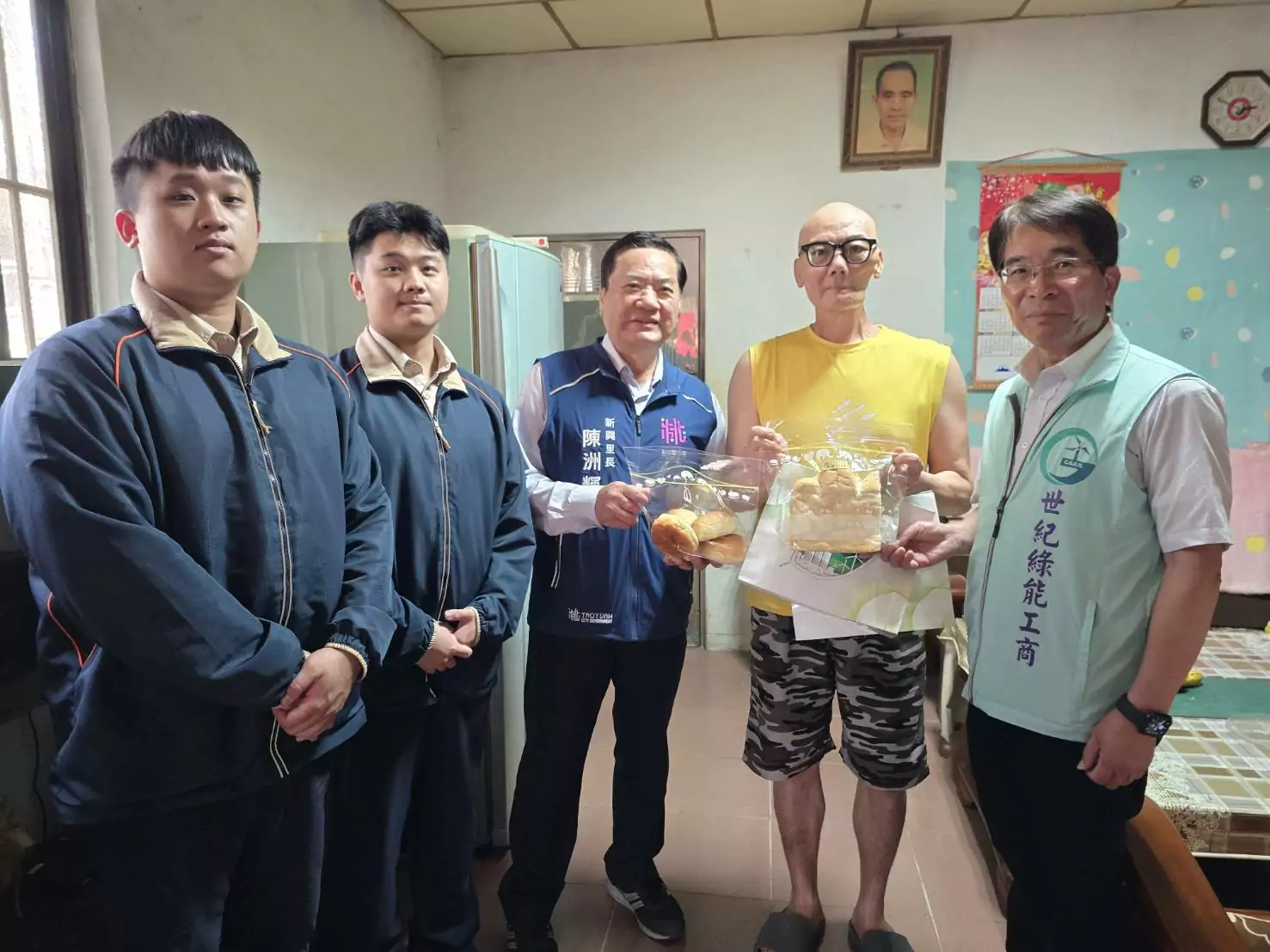 世紀綠能工商烘焙檢定做公益 攜龜山公所贈麵包助弱勢 2145