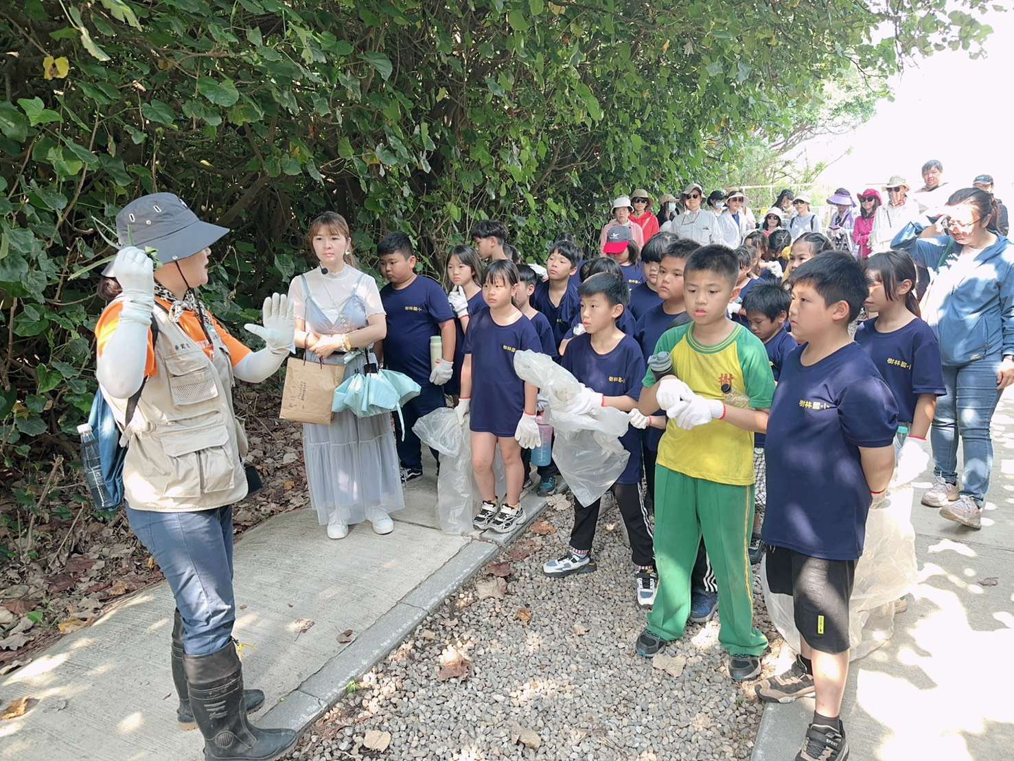 桃市圖草漯分館前進沙丘 帶學子淨灘了解生態知識 1344486 (4)