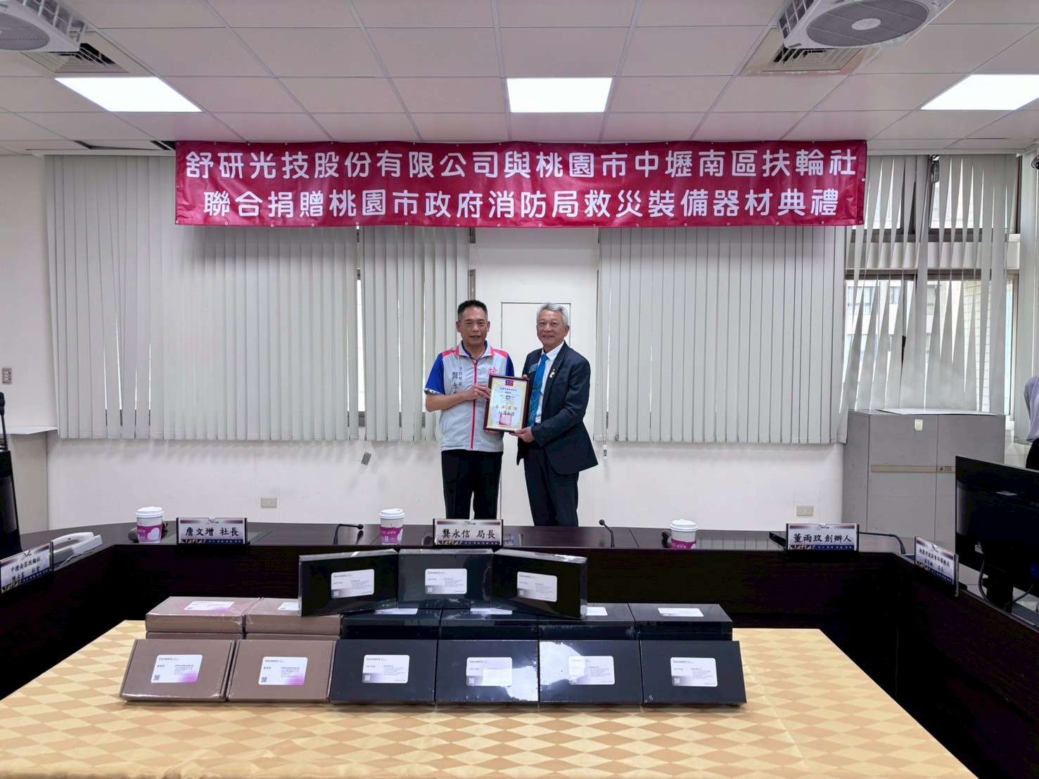 企業攜手扶輪社回饋社會 捐贈桃園消防局雷射照明手電筒 1_1