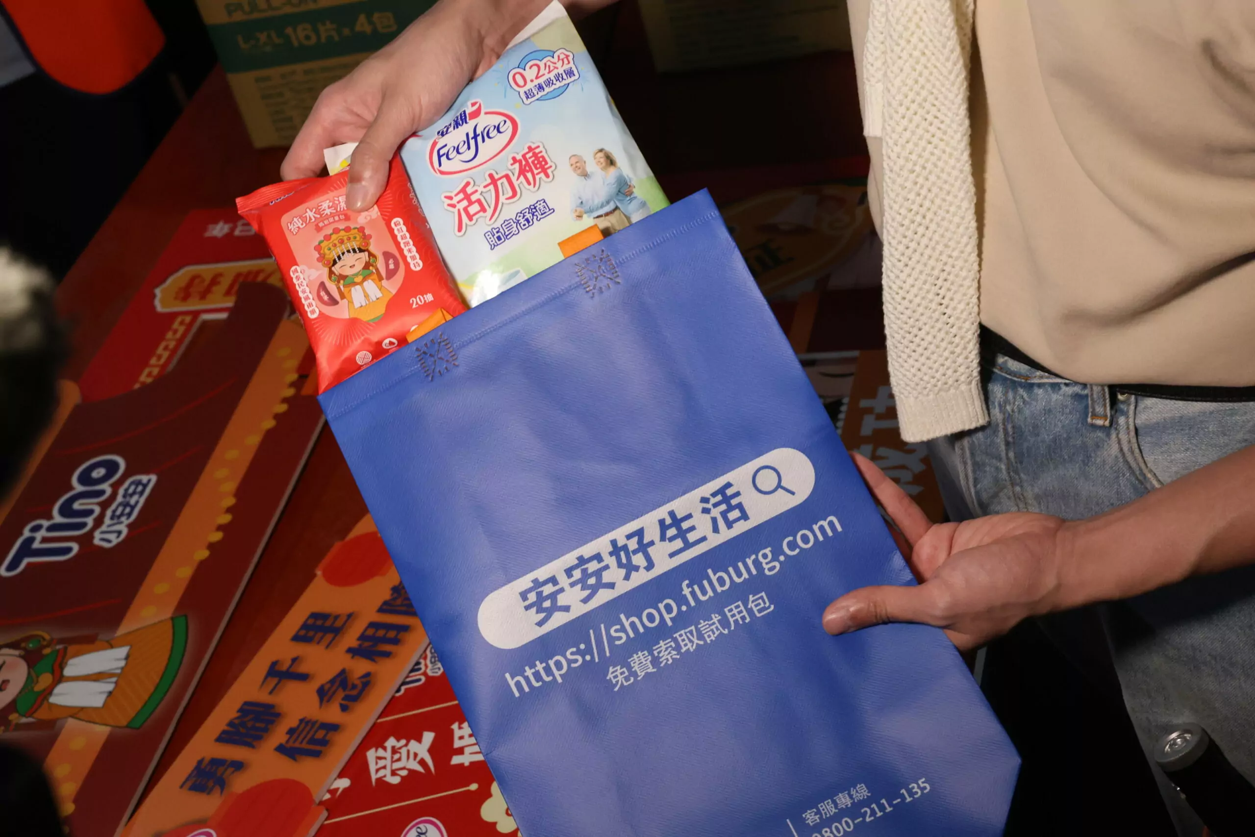現場發送安親活力褲、Tino濕紙巾，與信眾結緣