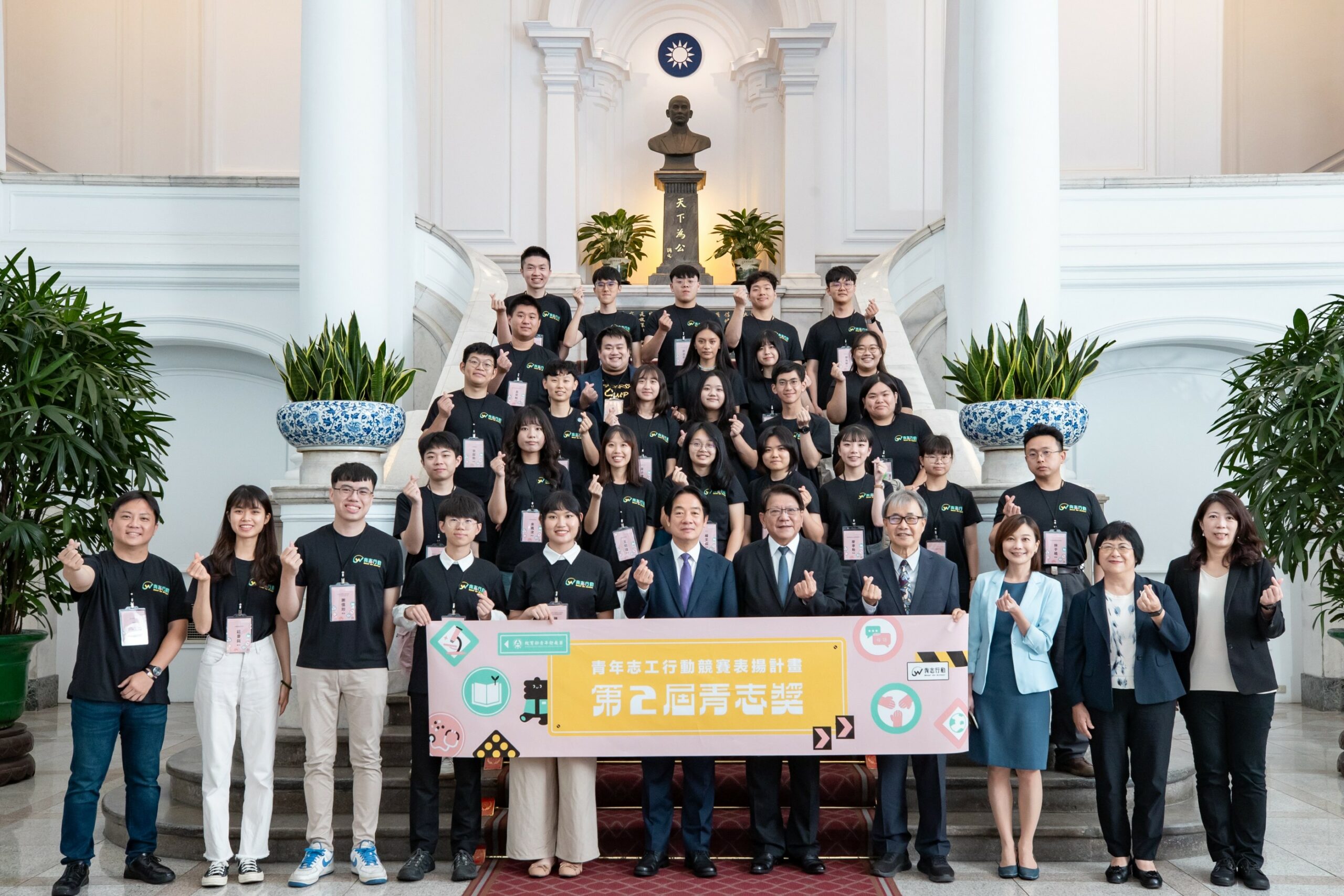 中原大學緊急醫療救護社獲青志獎肯定 賴清德:國家與社會進步的重要力量 01-總統賴清德接見「第2屆青志獎獲獎志工團隊代表」,中原大學緊急醫療救護社社長吳濬_