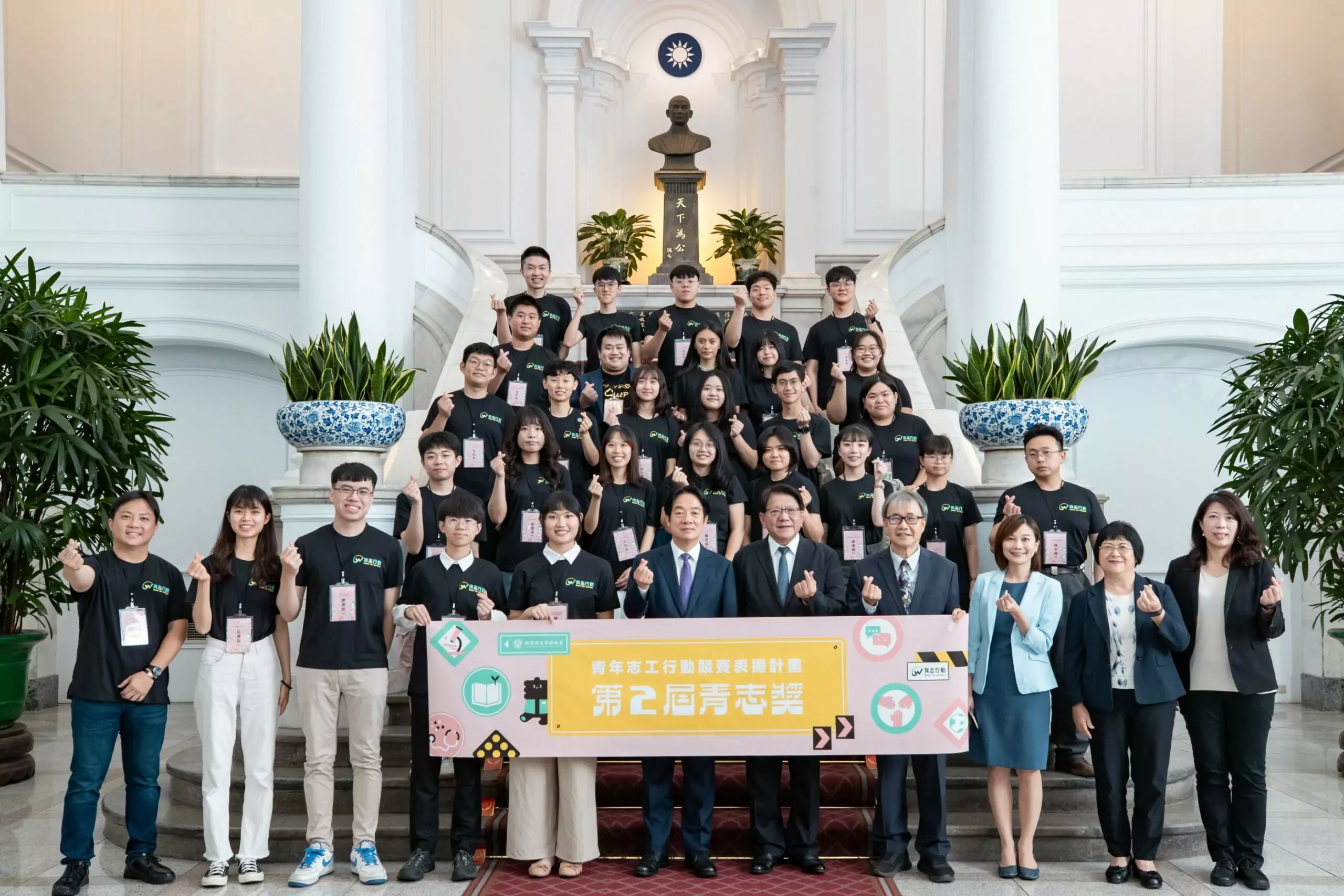 01-總統賴清德接見「第2屆青志獎獲獎志工團隊代表」，中原大學緊急醫療救護社社長吳濬_