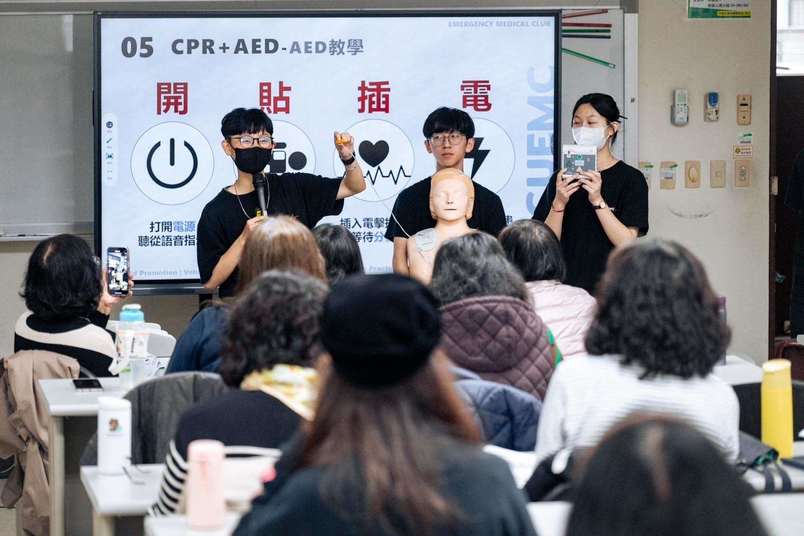 中原大學緊急醫療救護社獲青志獎肯定 賴清德:國家與社會進步的重要力量 03-中原大學鼓勵青年志工在服務中累積專業與自我成長。圖為緊急醫療救護社舉辦急救教_0