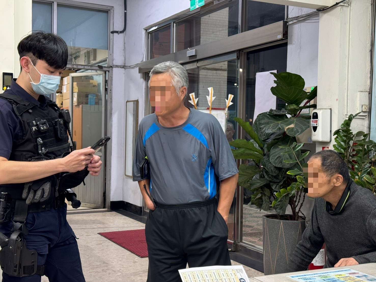 身障翁夜間迷途 楊梅警民及時伸援 S__17367160