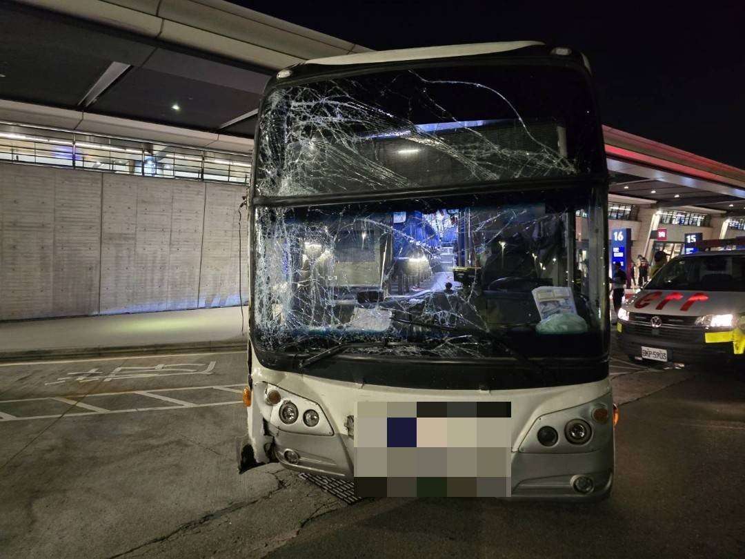 才出發就撞牆!機場巴士凌晨離奇自撞 31人緊急送醫 S__17367160
